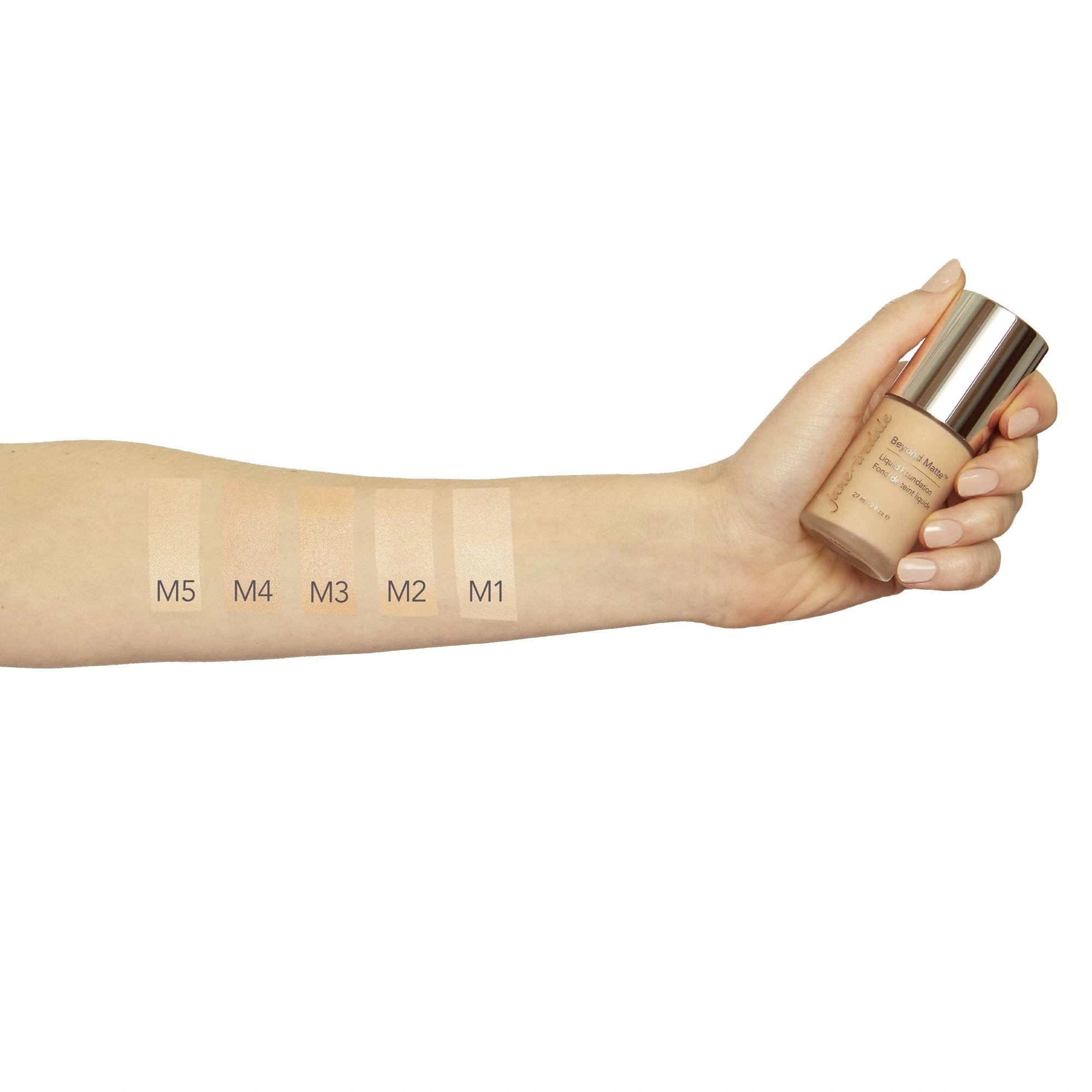 Jane Iredale Beyond Matte Liquid Foundation M4 27ml, hand met kleurstalen en productverpakking, semi-matte textuur voor licht-medium huid.