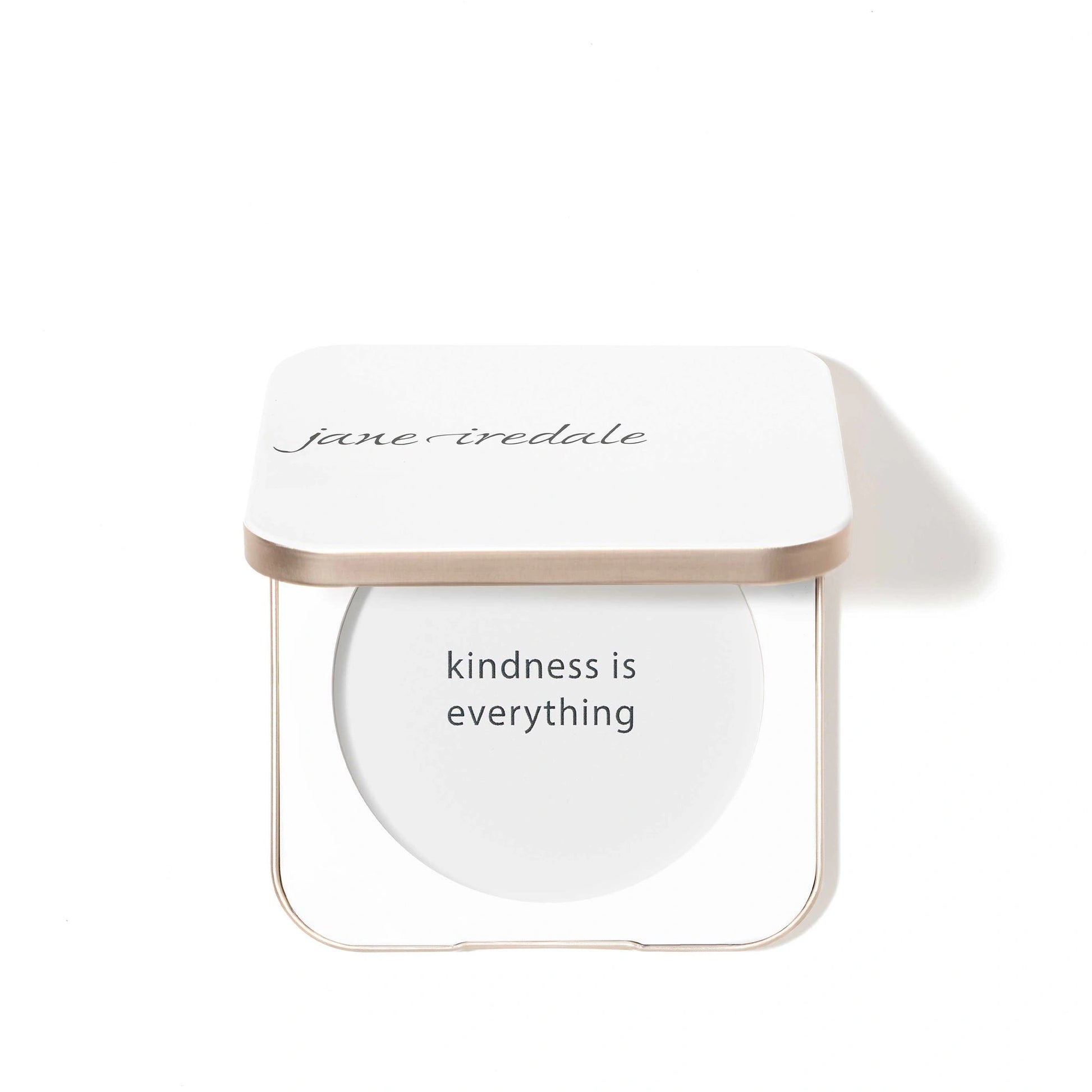 Jane Iredale Refillable Compact White met minimalistische afwerking en inspirerende boodschap 'kindness is everything'.