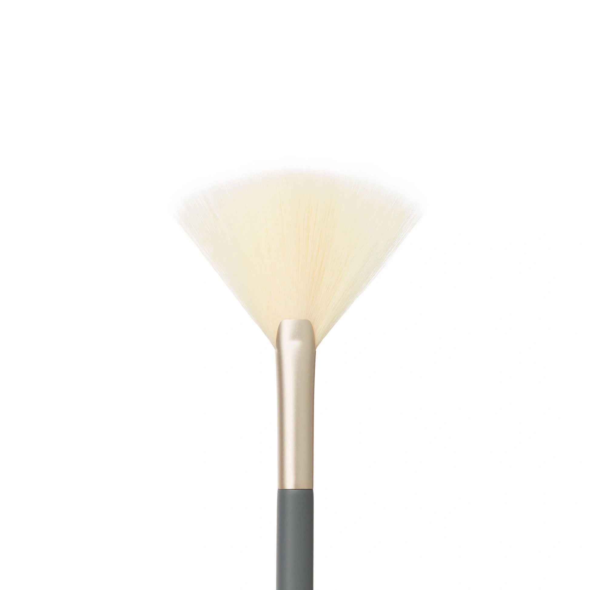 Jane Iredale Fan Brush met zachte, luchtige haartjes voor een subtiele kleurtoepassing op het gezicht.