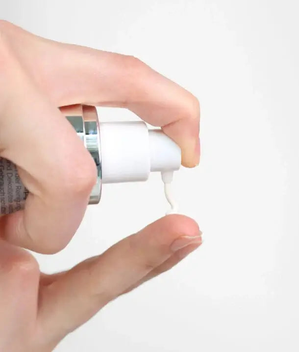 Dr Schrammek Global Age Defense+ Cream SPF30 50ml, anti-aging crème in gebruik met spuitdop voor optimale huidbescherming.