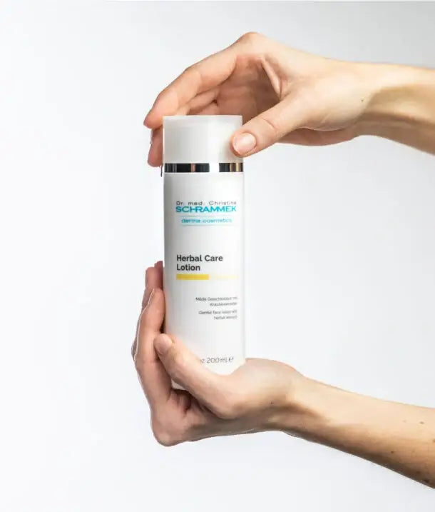 Schrammek Herbal Care Lotion 200ml in handen met focus op hydraterende eigenschappen voor gevoelige huid