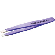 Tweezerman - Mini Slant Tweezer Blooming Lilac met ergonomisch ontwerp en hoogwaardige schuine punten voor precisie.