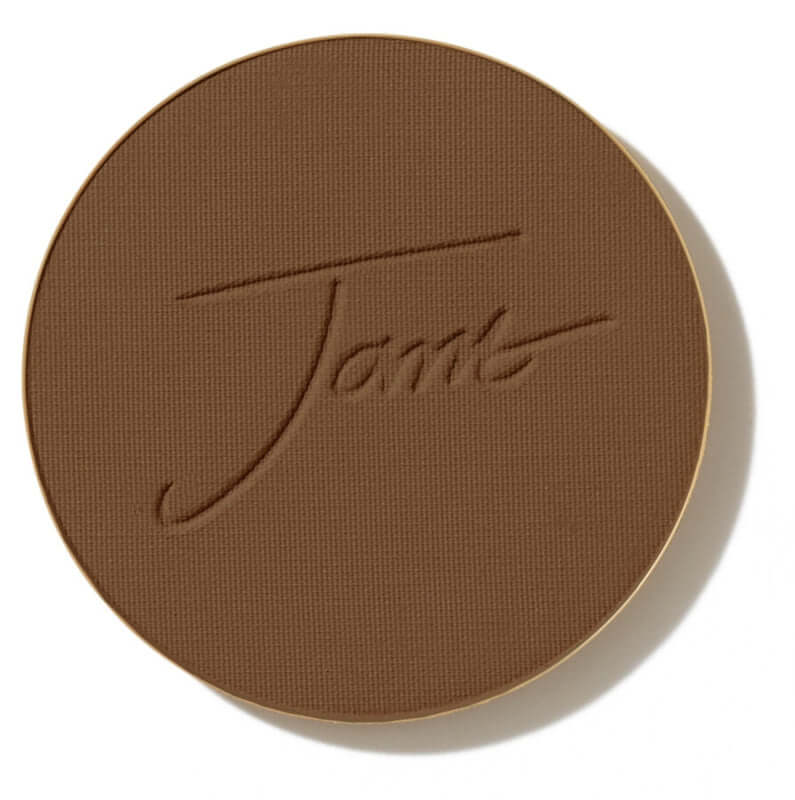 Jane Iredale - PurePressed® Base SPF15 Refill - Cocoa 9.9g in een ronde, bronzen compacte poeder met logo.
