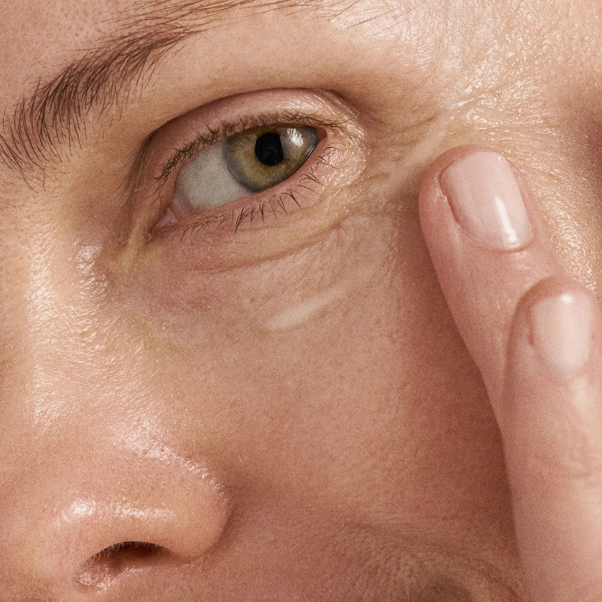 Dermalogica BioLumin-C Eye Serum 15ml aangebracht rondom het oog voor een frisse uitstraling tegen donkere kringen.