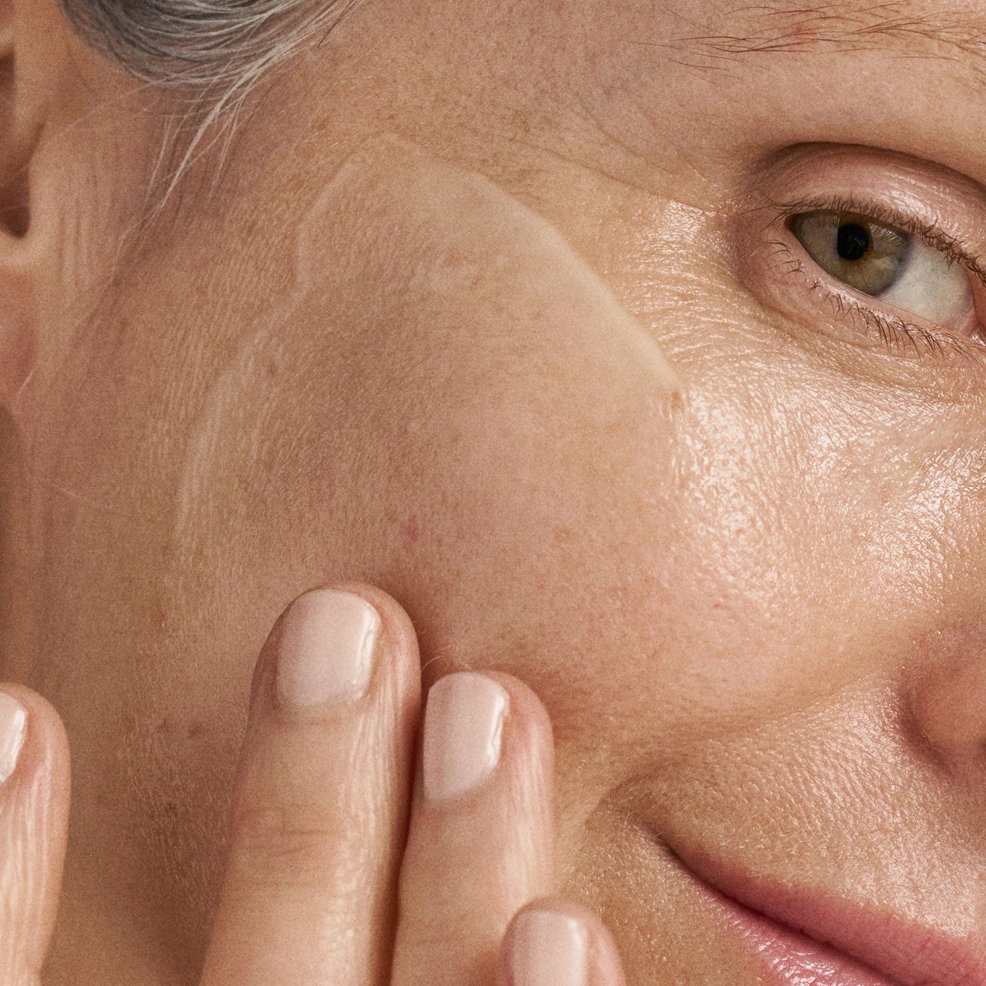 Dermalogica BioLumin-C Gel Moisturizer 50ml aangebracht op een stralende huid met zichtbare hydratatie.