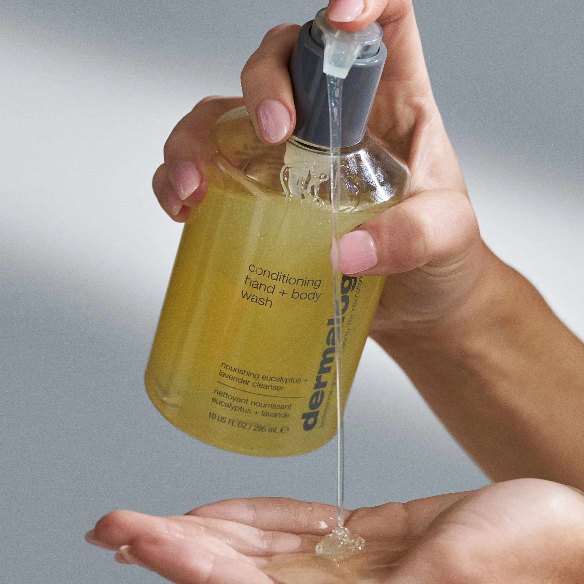 Dermalogica Conditioning Body Wash 295ml in gebruik met transparante textuur uit pompflacon