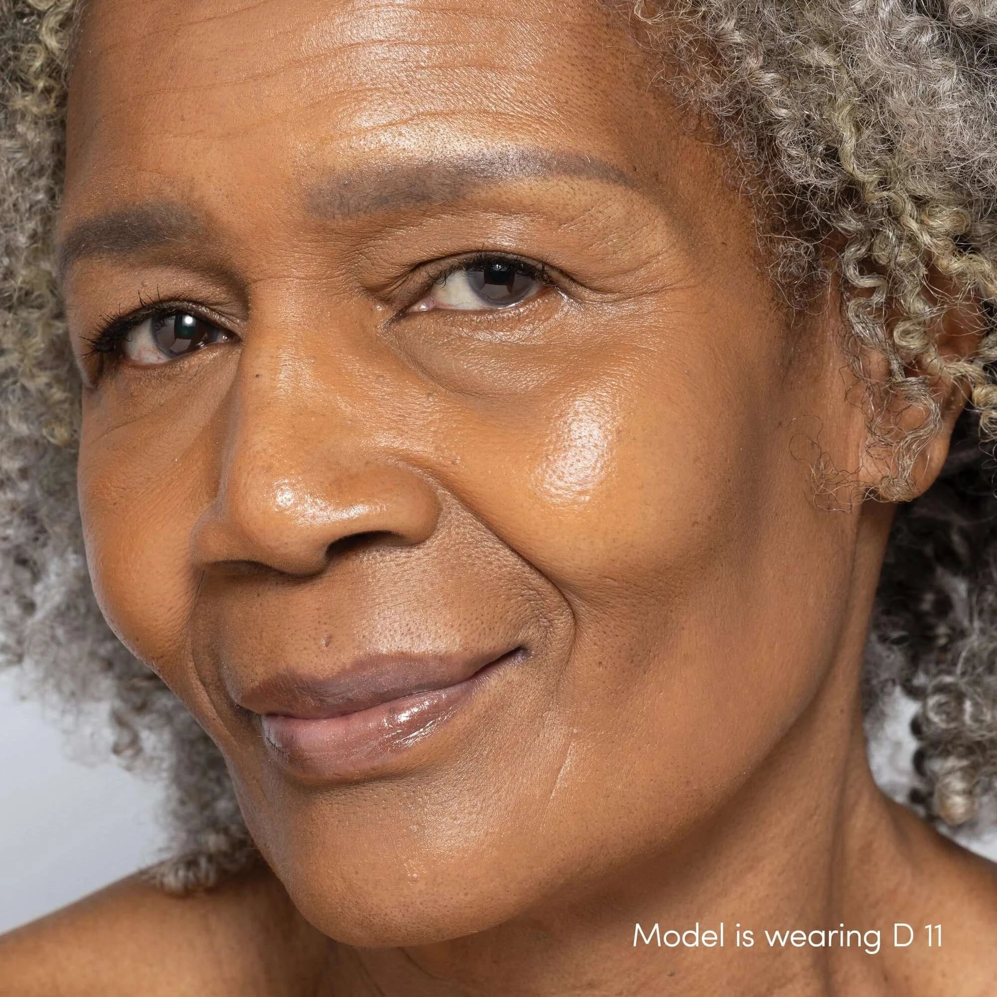 Jane Iredale Skintuition Brightening Under Eye Concealer D11 op model met donkere huid en gouden ondertoon