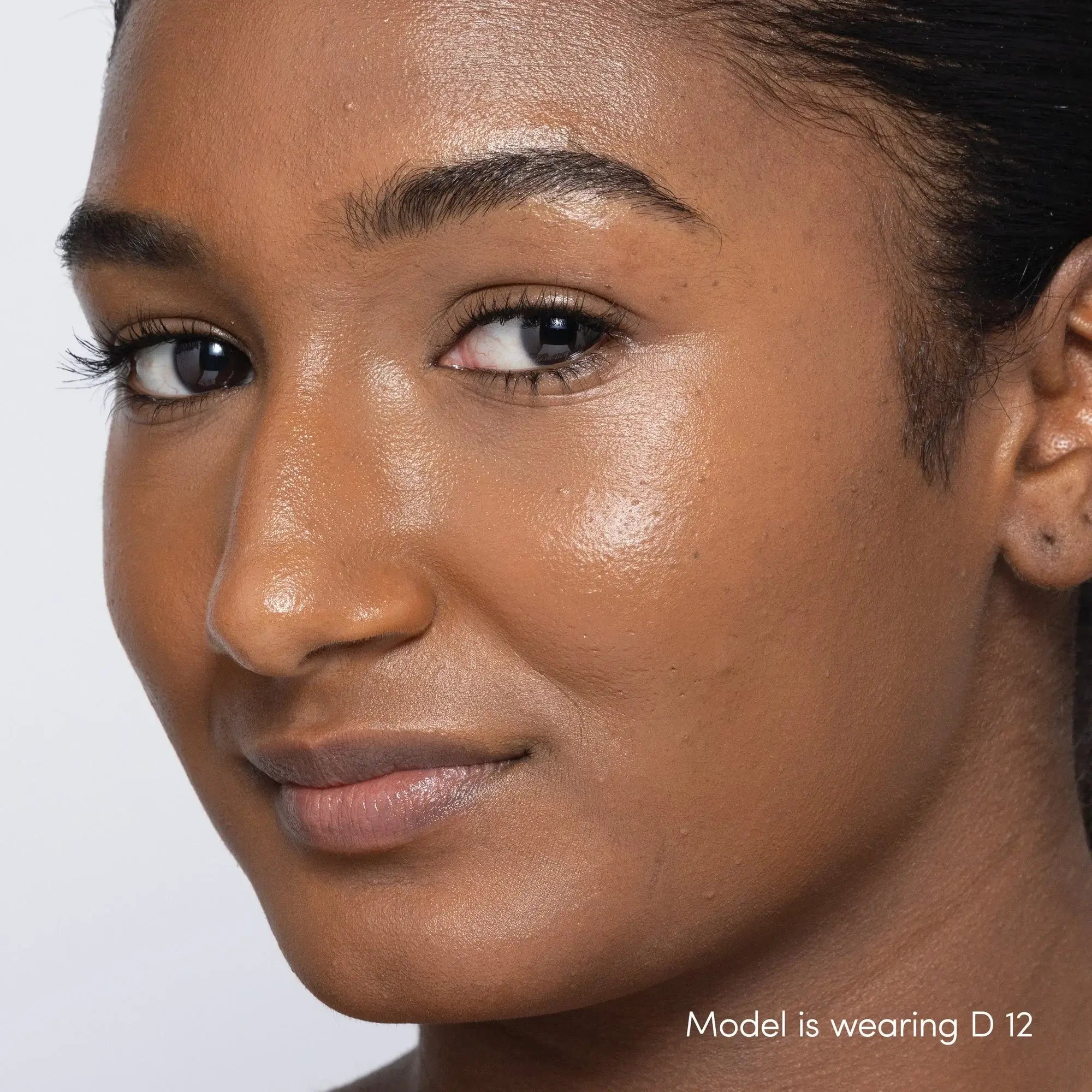 Jane Iredale Skintuition Brightening Under Eye Concealer D12 op model met neutrale ondertoon, perfect voor donkere huid