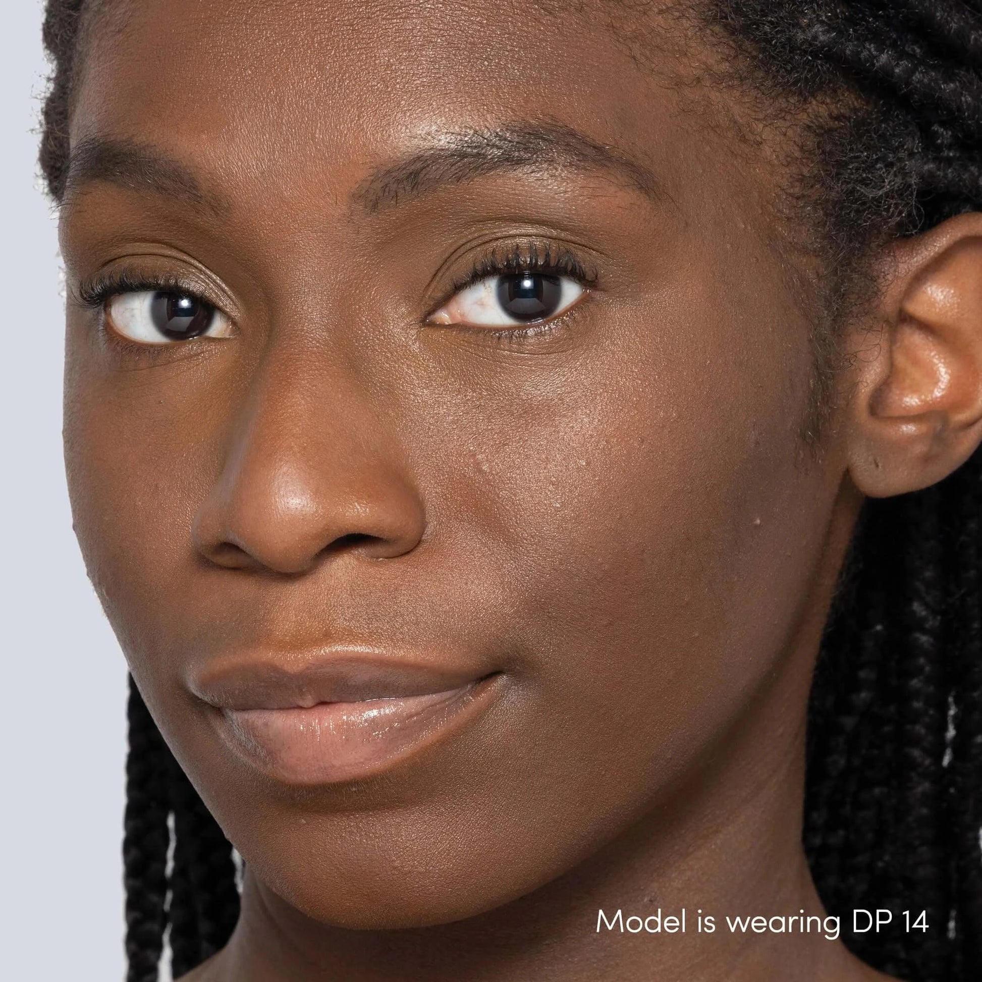 Jane Iredale Skintuition Brightening Under Eye Concealer DP14 op model met diepe huidtint en natuurlijke uitstraling.