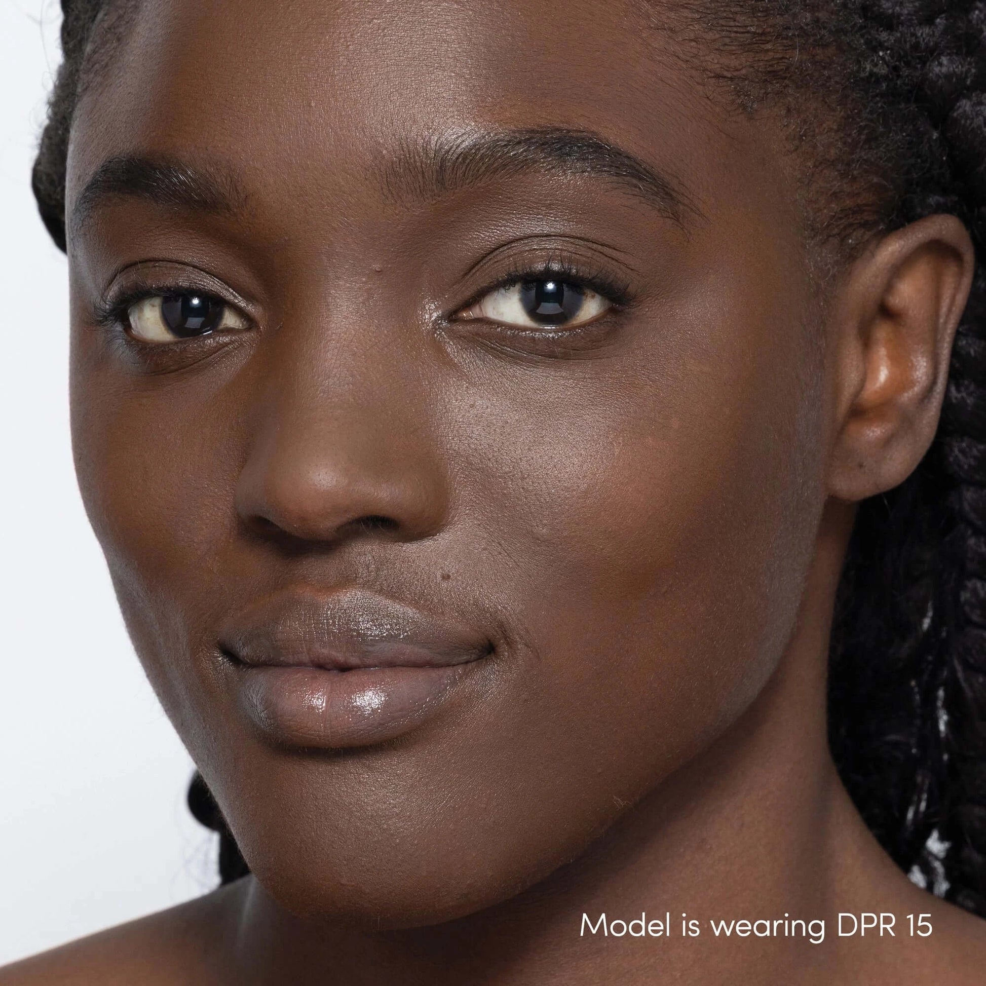 Jane Iredale Skintuition Brightening Under Eye Concealer DPR15 op model met warme, diepe huid en stralende ondertoon