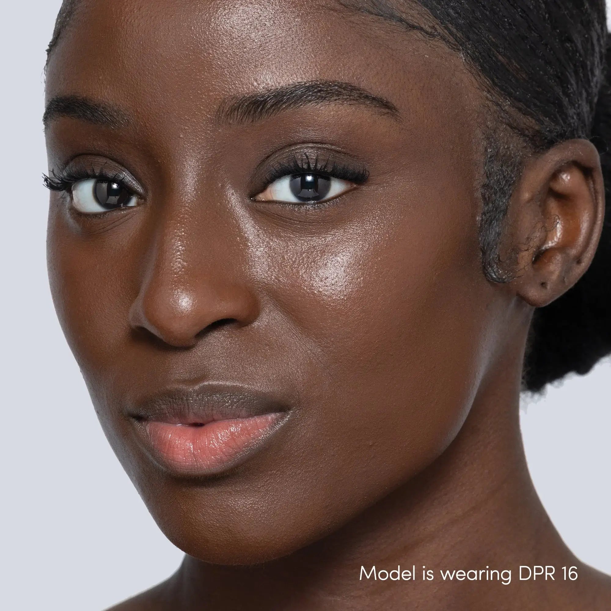 Jane Iredale Skintuition Brightening Under Eye Concealer DPR16 op model met zeer diepe huid en neutrale ondertoon.