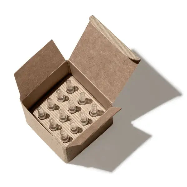 Ayuna Longeva Epidermal Fasting Ampoules 12x 2ml in een open kartonnen doos met 12 ampolletjes.