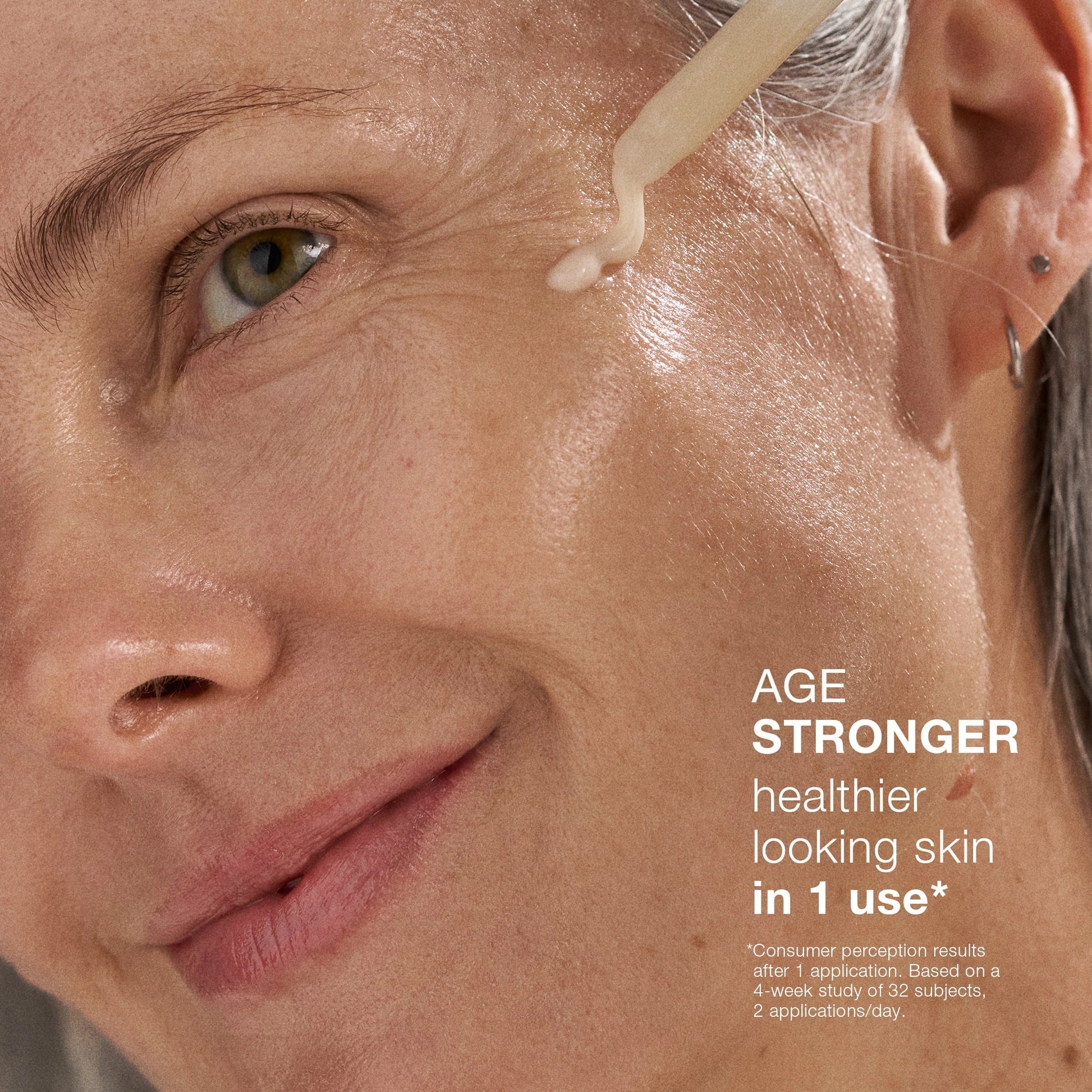 Dermalogica Dynamic Skin Strengthening Serum 30ml in gebruik op een vrouw met gezonde, stralende huid.