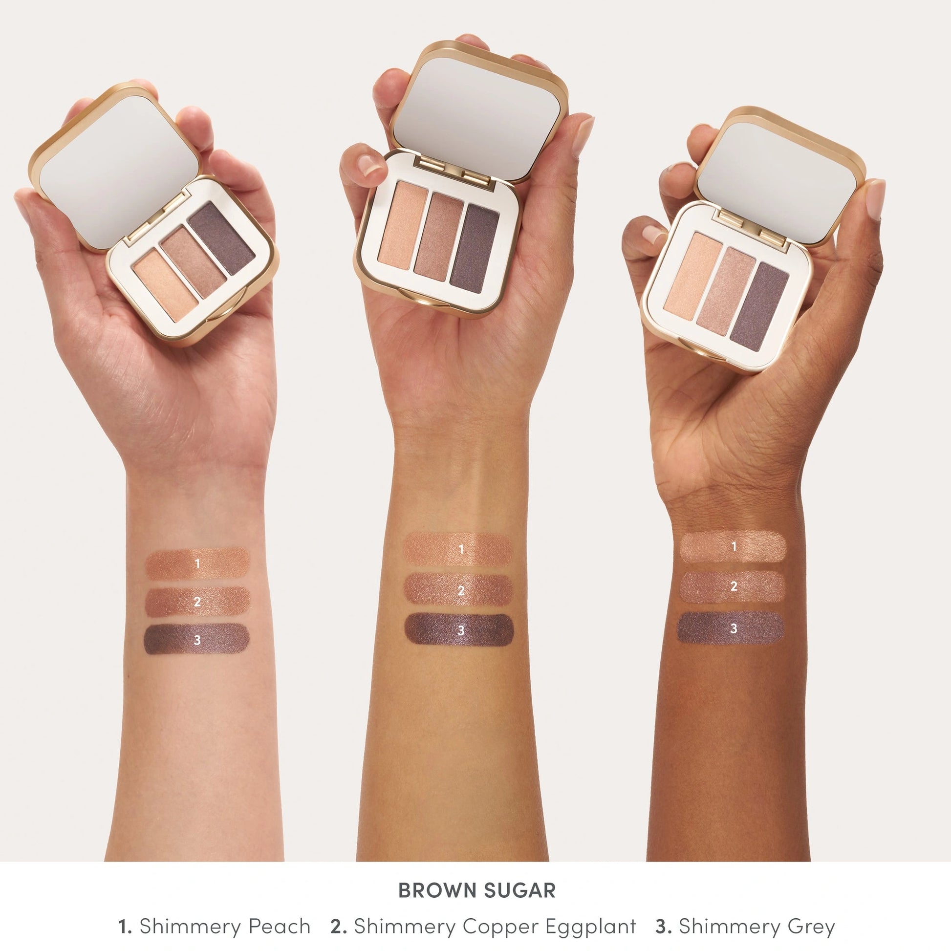 Jane Iredale PurePressed Eye Shadow Triple Brown Sugar 2,1g met shimmery perzik-, koper- en grijstinten op handdoelen.