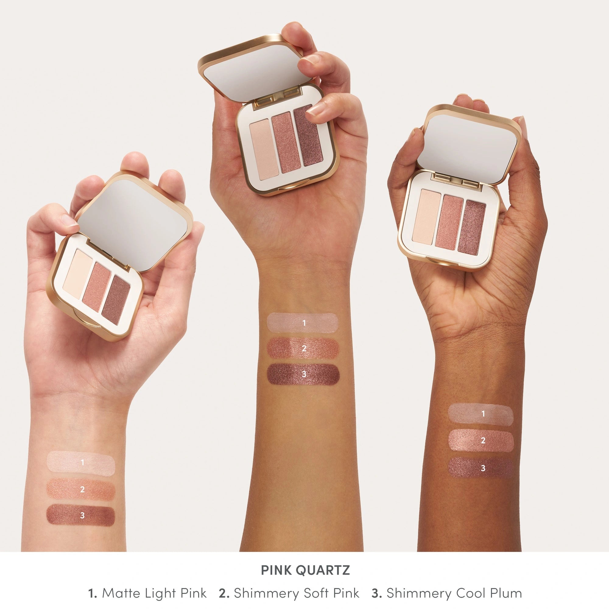 Jane Iredale PurePressed Eye Shadow Triple Pink Quartz 2,1g, handen met paletten, matte lichtroze, shimmery zacht roze, shimmery koele pruim.