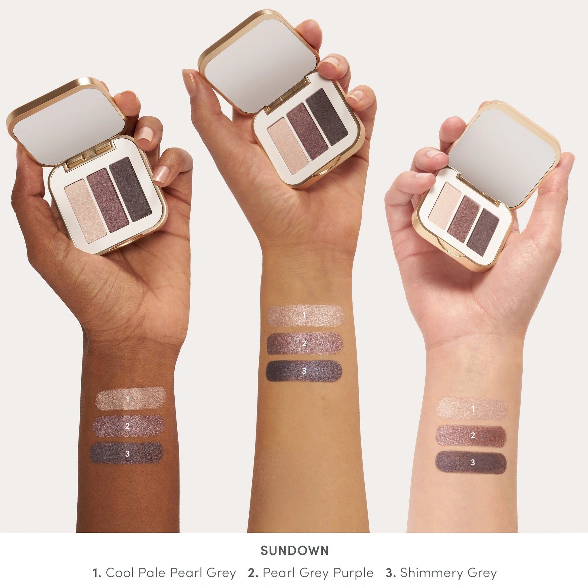Jane Iredale PurePressed Eye Shadow Triple Sundown 2,1g, met drie koele glans-tinten op handen en polsen, perfect voor een dromerige oog-look.