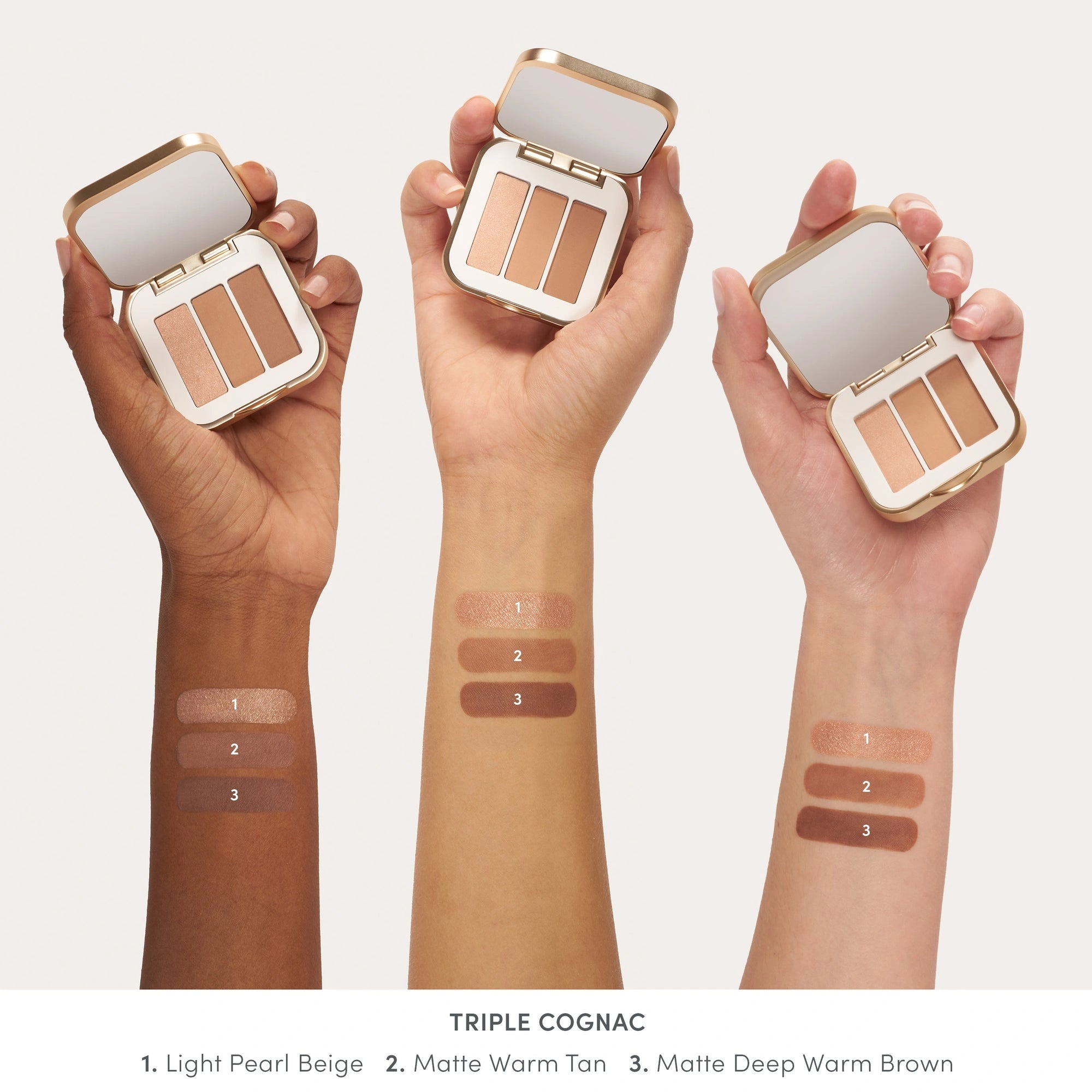 Jane Iredale PurePressed Eye Shadow Triple Cognac 2,1g met kleuren Light Pearl Beige, Warm Tan en Deep Warm Brown op huid
