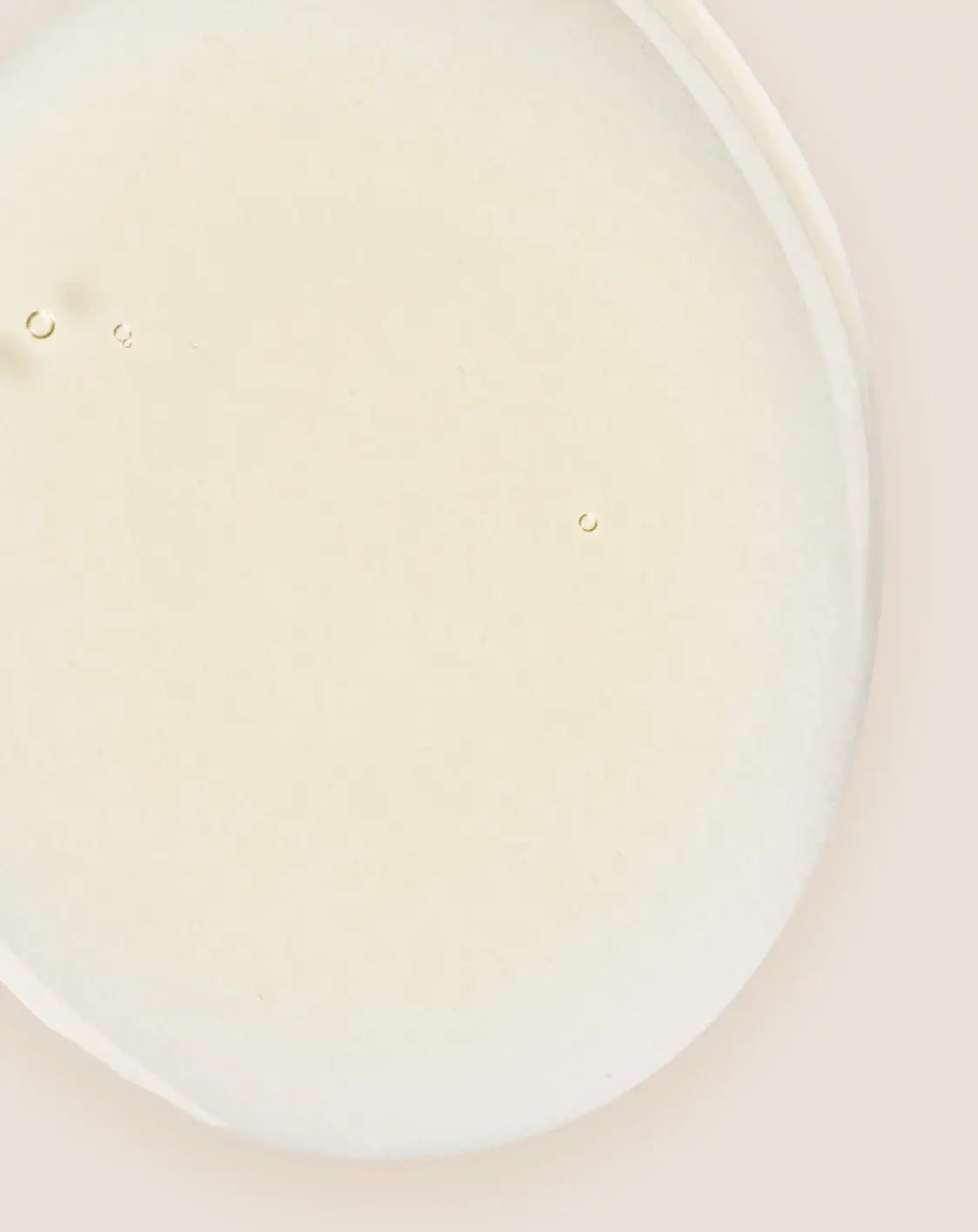 Sensilis Skin Glow Beyond C Serum 30ml, transparante serum textuur met delicate druppels voor een stralende huid.
