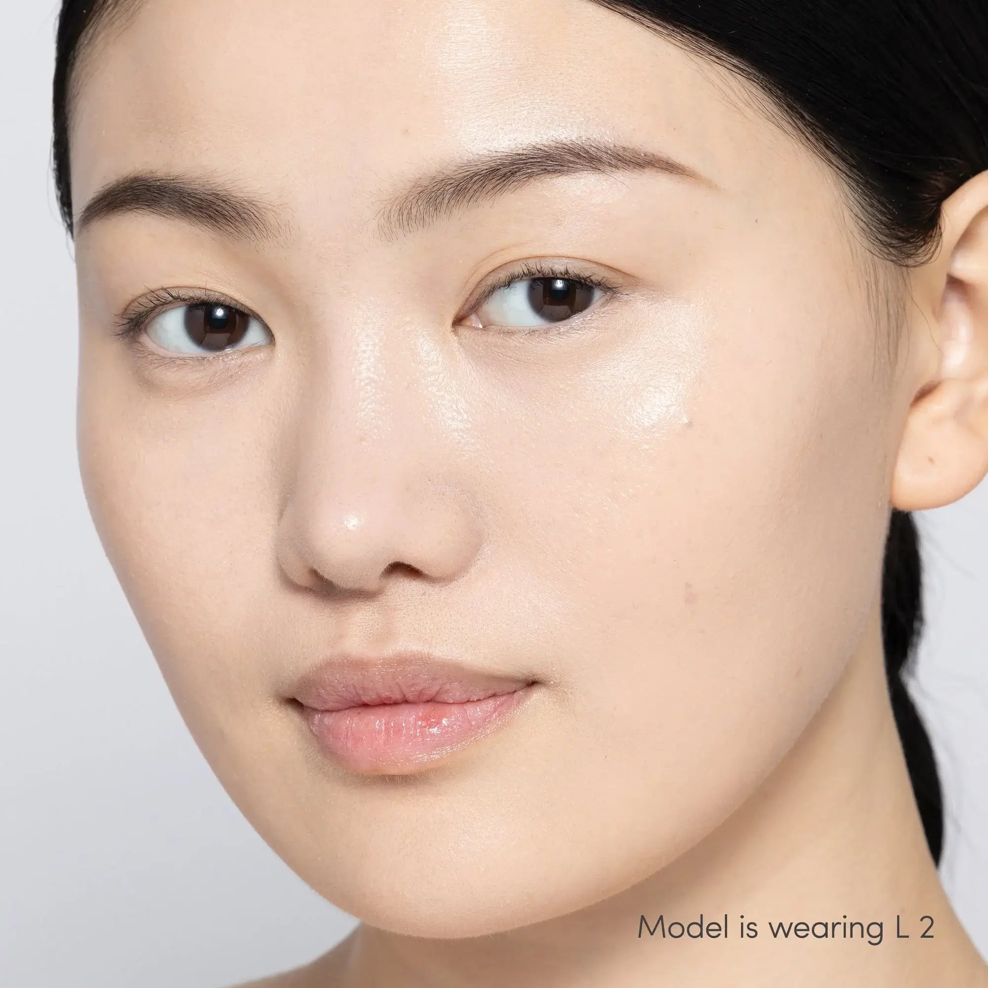 Jane Iredale Skintuition Brightening Under Eye Concealer L2 aangebracht op model met een lichte huid voor een stralende uitstraling.