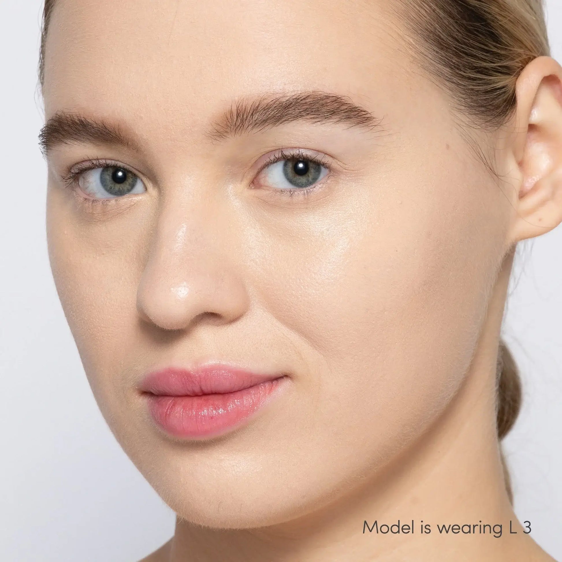 Jane Iredale Skintuition Brightening Under Eye Concealer L3 op model met een stralende huid en neutrale ondertoon.
