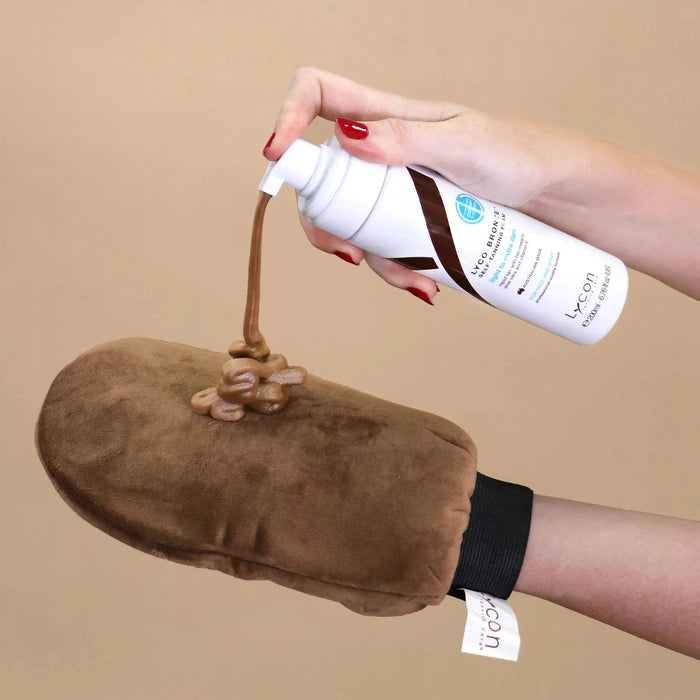 Lyco-Bronze Application Mitt met zelfbruiningsmousse in gebruik voor een striper vrije applicatie.