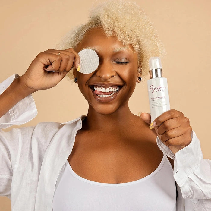 LYCON Skin Eye Makeup Remover 125ml in handen van blije vrouw met make-up remover pad, perfect voor gevoelige oogcontour.