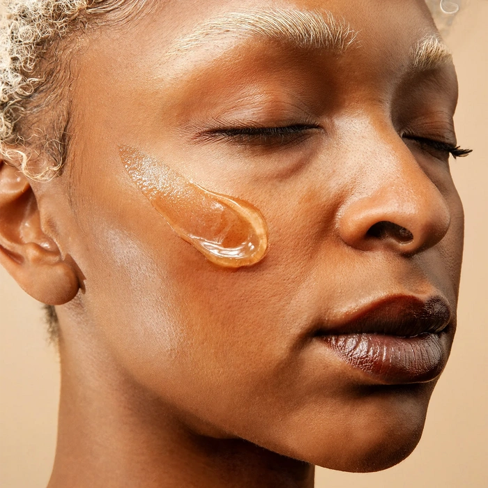 LYCON Skin Radiance Lime Caviar AHA Mask 50ml aangebracht op het gezicht voor een stralende huid.