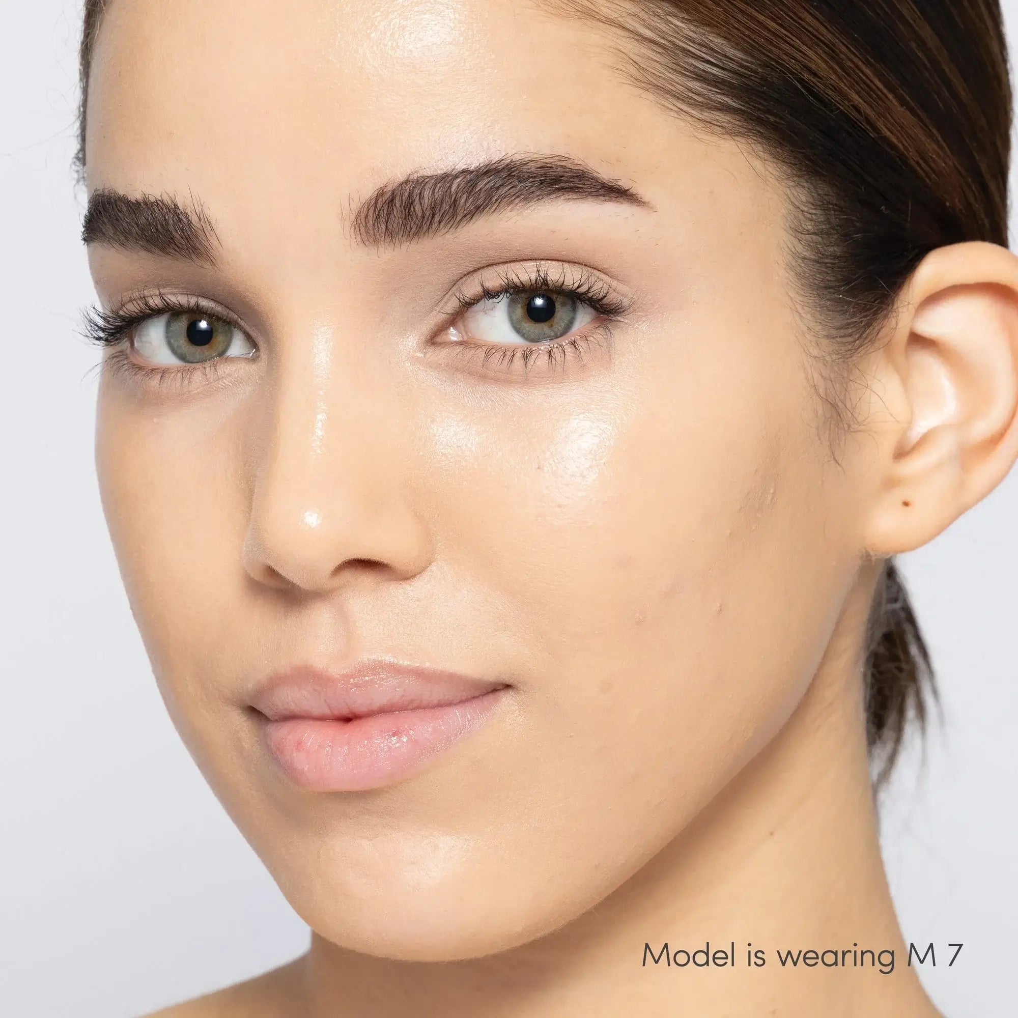 Jane Iredale Skintuition Brightening Under Eye Concealer M7 op model met een stralende, natuurlijke look en levendige teint.