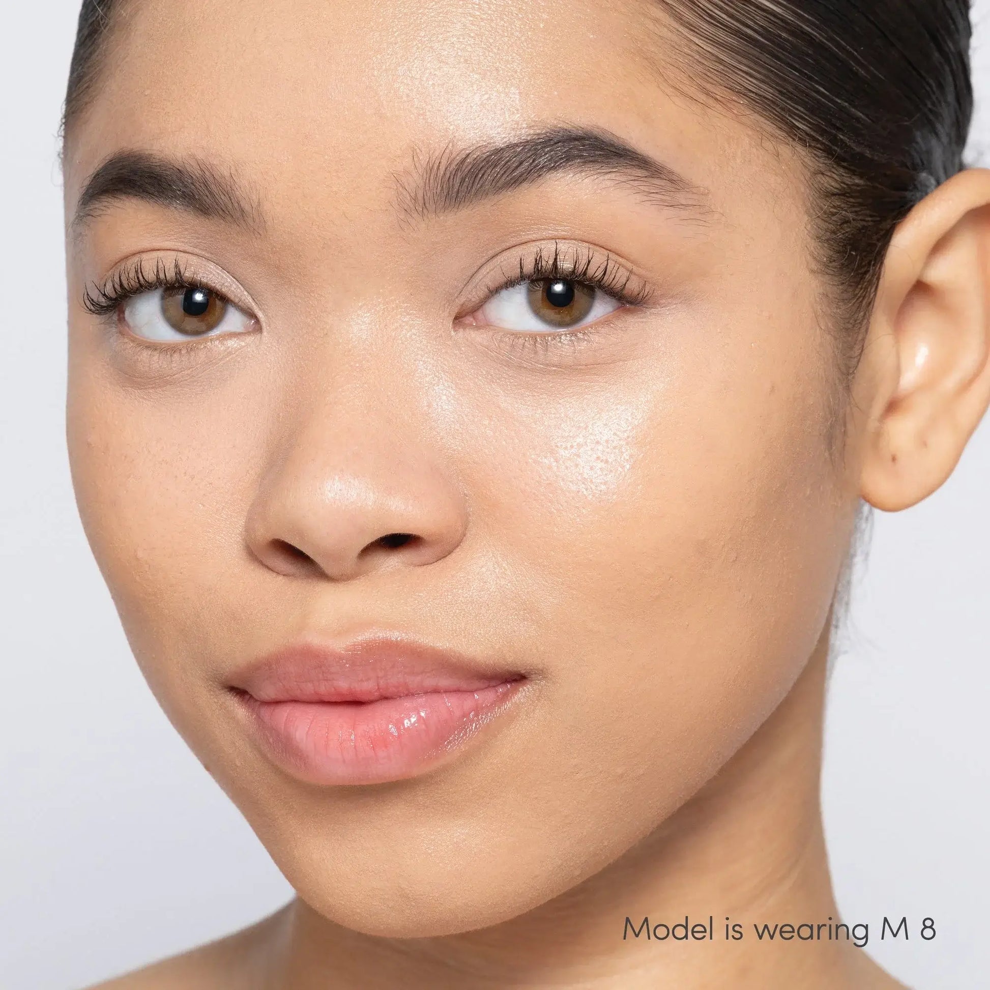 Jane Iredale Skintuition Brightening Under Eye Concealer M8 op model met medium huid en roze ondertoon