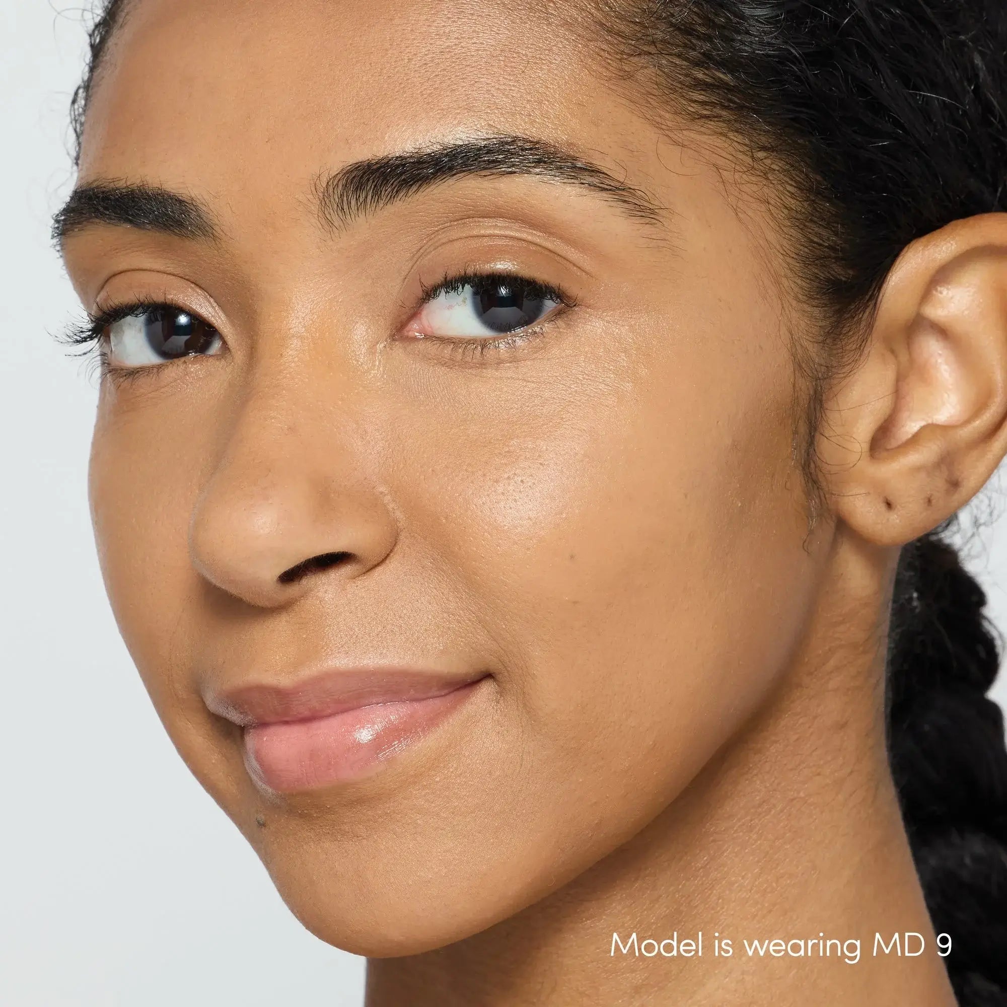 Jane Iredale Skintuition Brightening Under Eye Concealer MD9 op model met een warmere teint en natuurlijke gloed.