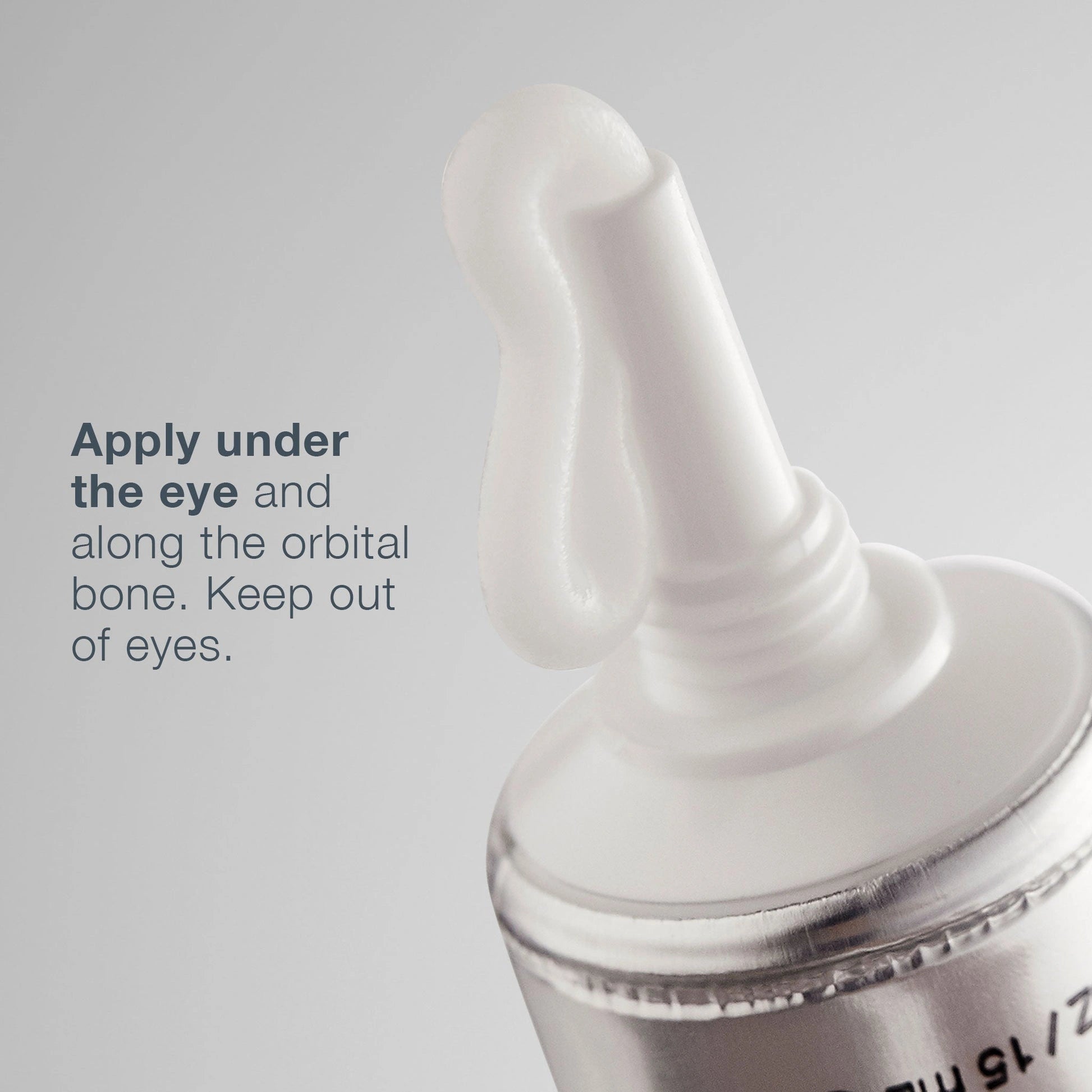 Dermalogica MultiVitamin Power Firm 30ml met een doseerpunt voor gerichte applicatie onder de ogen.