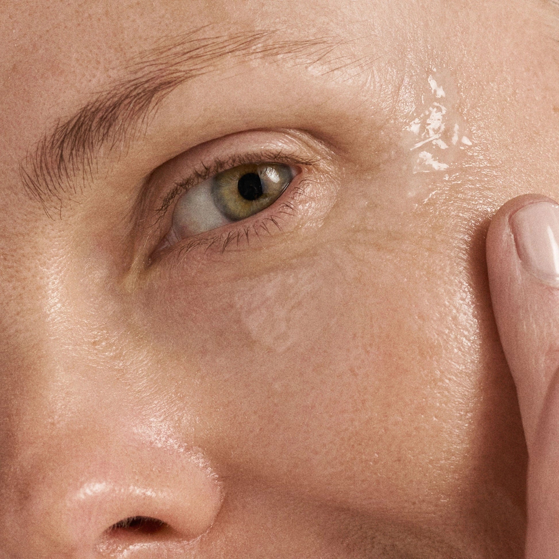 Dermalogica MultiVitamin Power Firm 30ml op de huid rond de ogen voor een effectieve anti-aging behandeling.