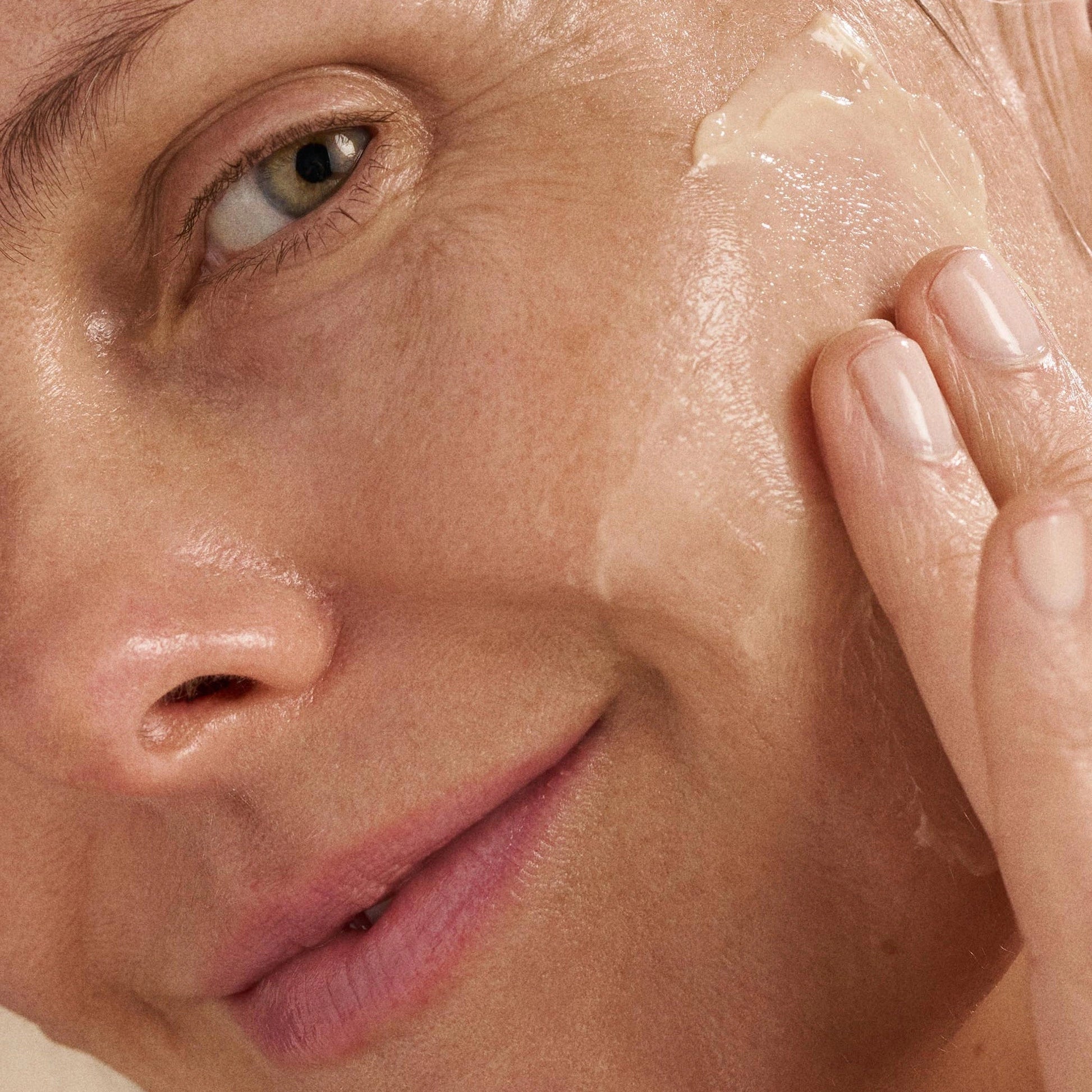 Dermalogica MultiVitamin Power Recovery Masque 15ml (travelsize) aangebracht op de huid voor een herstelboost.