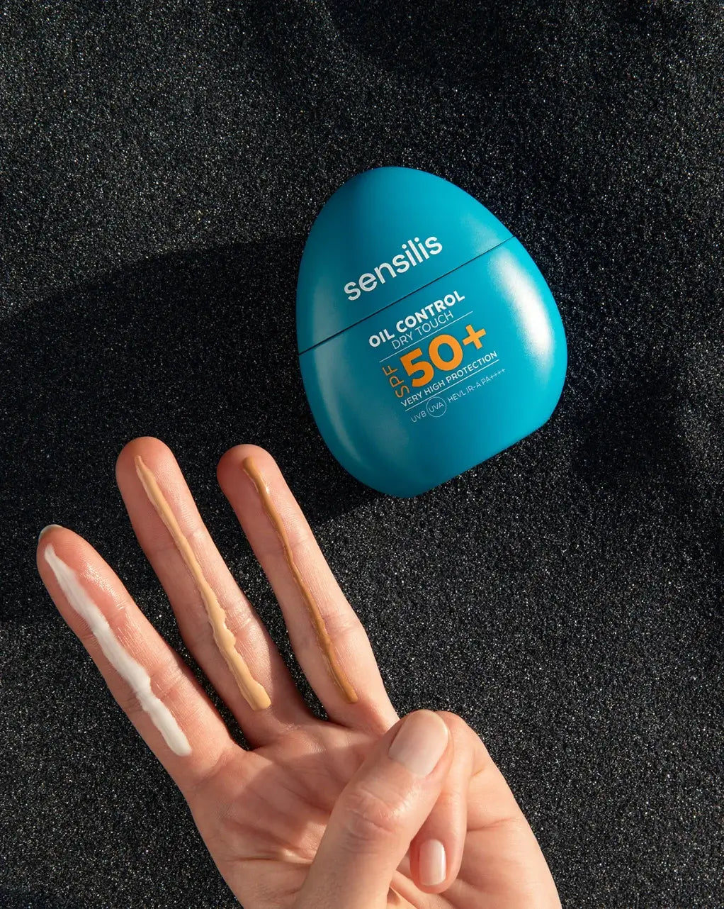 Sensilis Oil Control 50+ 40ml zonnebrandcrème met matte finish en applicatie op hand