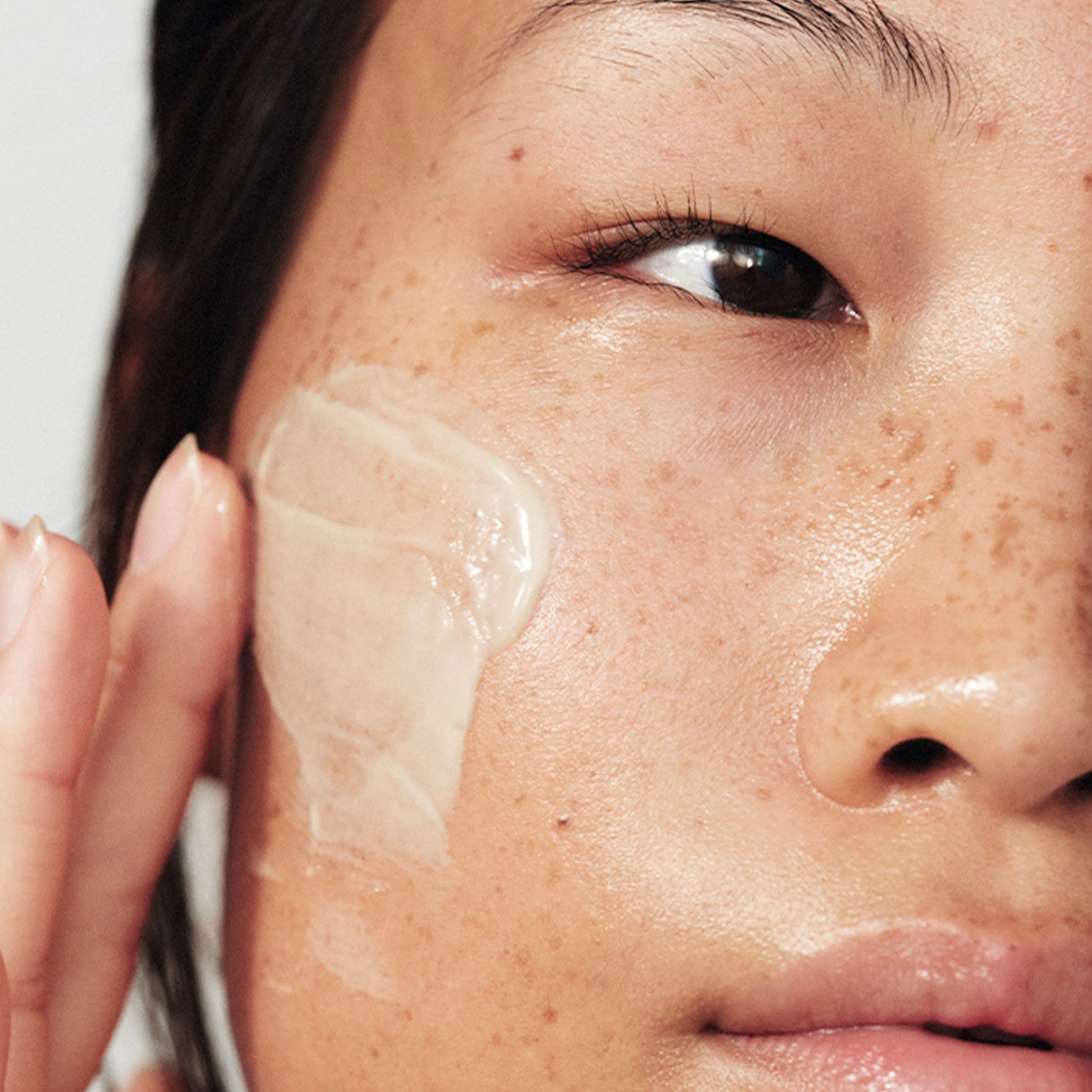 Dermalogica PowerBright Dark Spot Peel 50ml aangebracht op de huid om pigmentvlekken te verminderen en een egale teint te bevorderen.