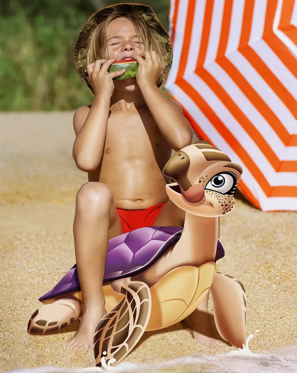 Sensilis Lotion Spray 50+ Kids 200ml op strand met jong kind en schattige schildpad, ideaal voor gevoelige huidbescherming.