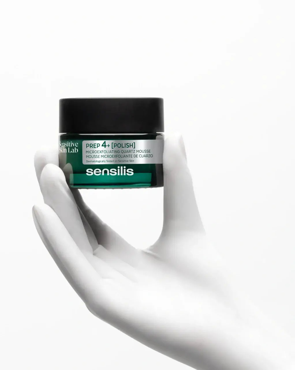 Sensilis Prep4+ Polish 40ml in een hand, milde micro-exfoliant voor de gevoelige huid met kwarts.