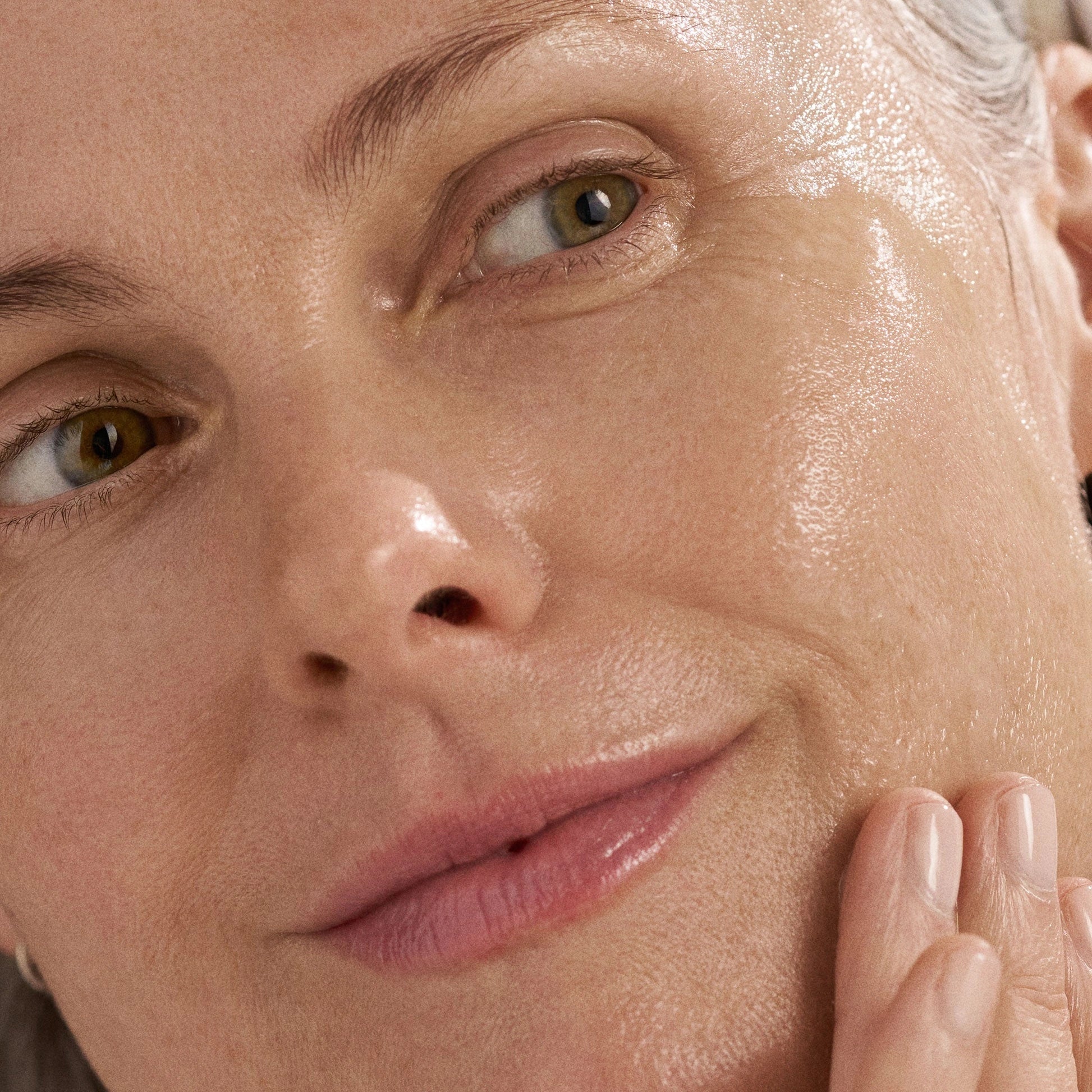 Dermalogica Phyto Nature Firming Serum 40ml, vrouw met stralende huid die het serum aanbrengt voor verjonging en stevigheid.