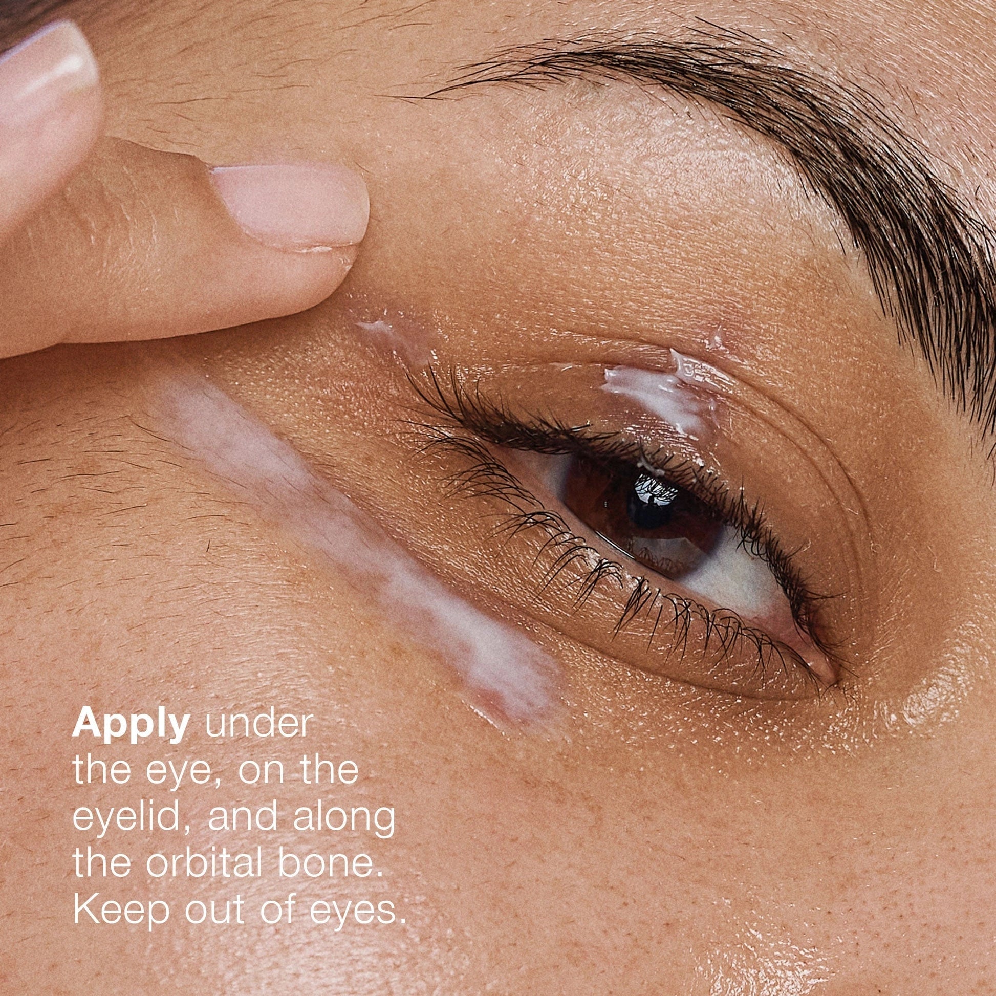 Dermalogica Phyto Nature Lifting Eye Cream 15ml aangebracht onder het oog, op het ooglid en langs de oogkas voor een lifting effect.