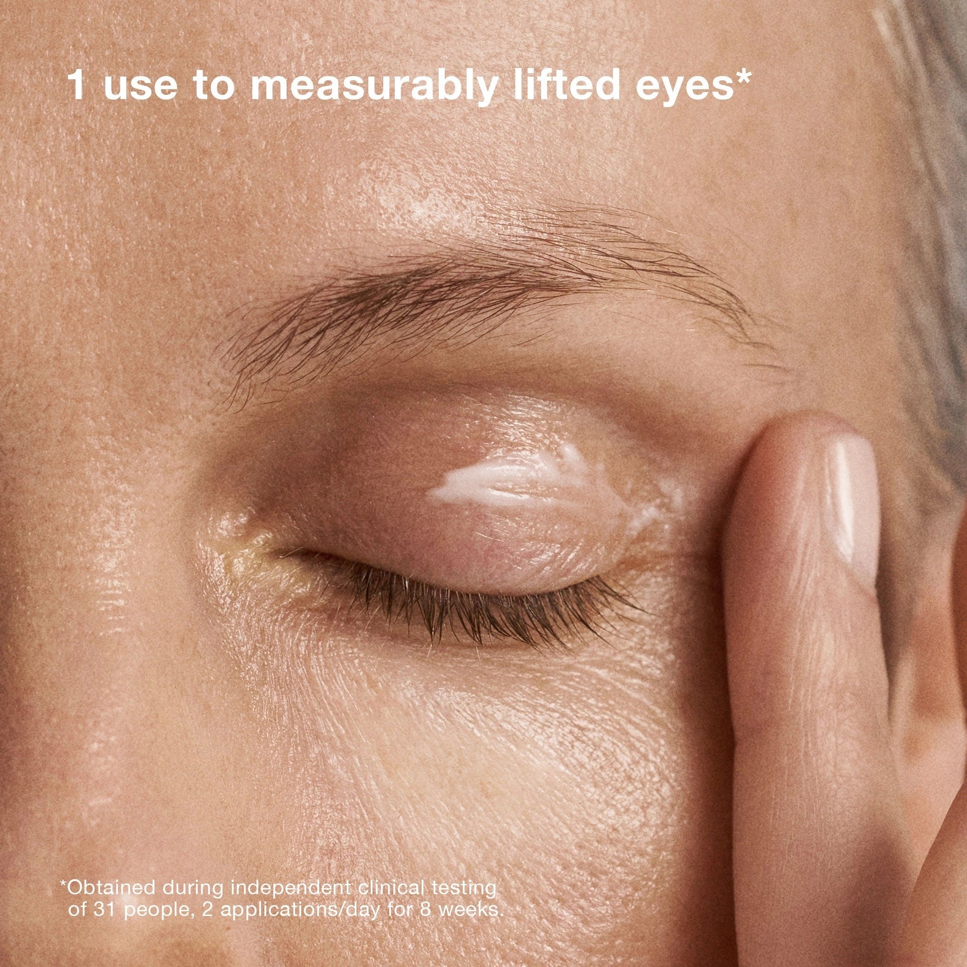 Dermalogica Phyto Nature Lifting Eye Cream 15ml bezig met aanbrengen op ooglid voor zichtbare lift.