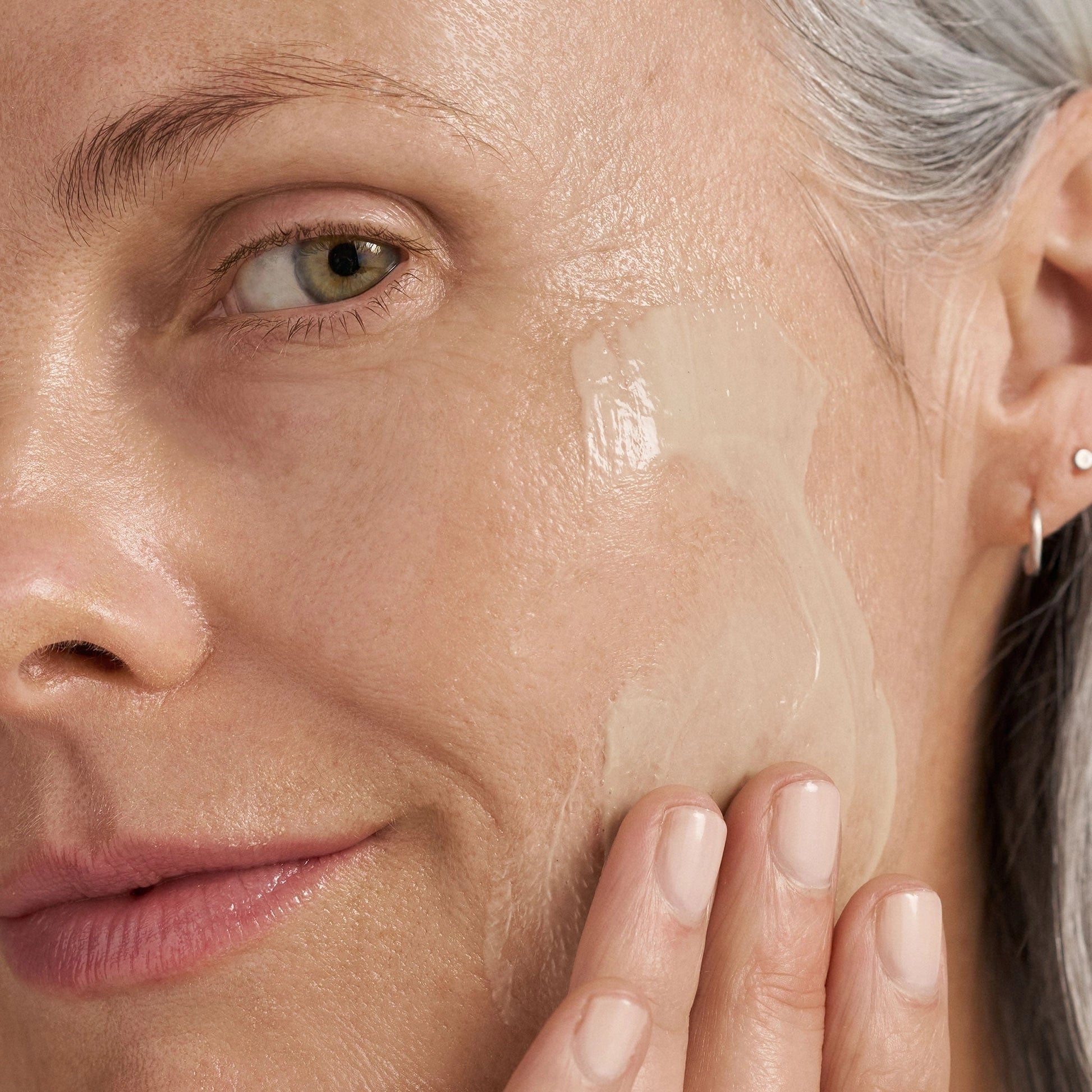 Dermalogica PowerBright Dark Spot System 80ml toegepast op de huid voor het verminderen van pigmentvlekken.