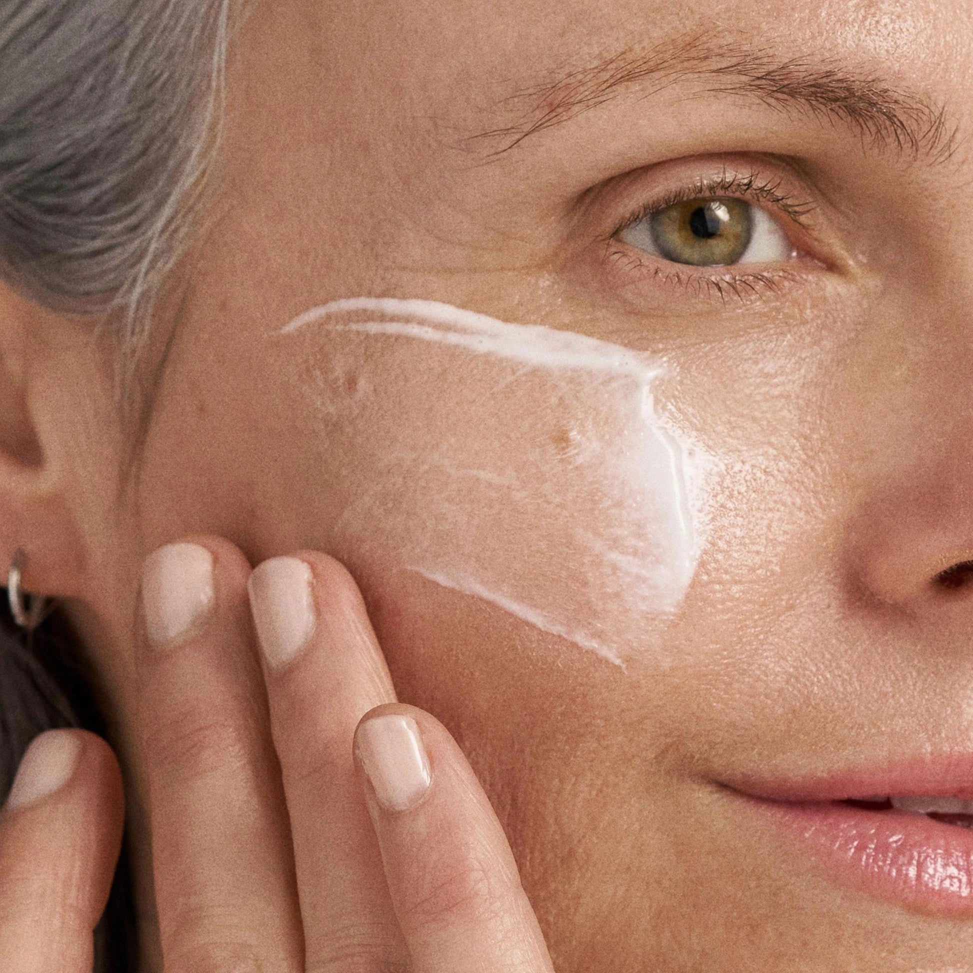 Dermalogica PowerBright Dark Spot System 80ml op de huid van een vrouw, gericht op het verminderen van pigmentvlekken.