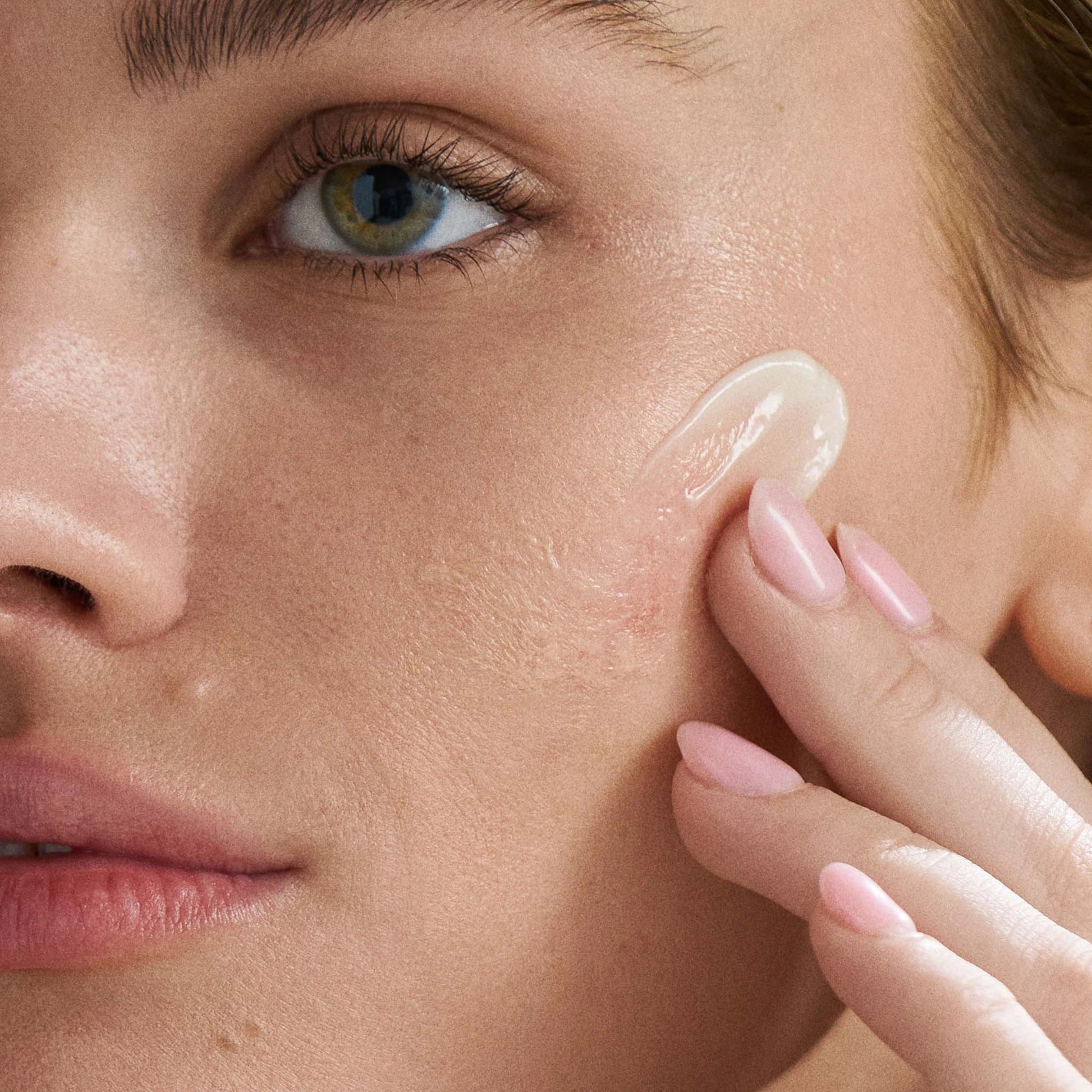 Dermalogica PowerBright Overnight Cream 50ml aangebracht op gezicht voor het verminderen van pigmentvlekken.