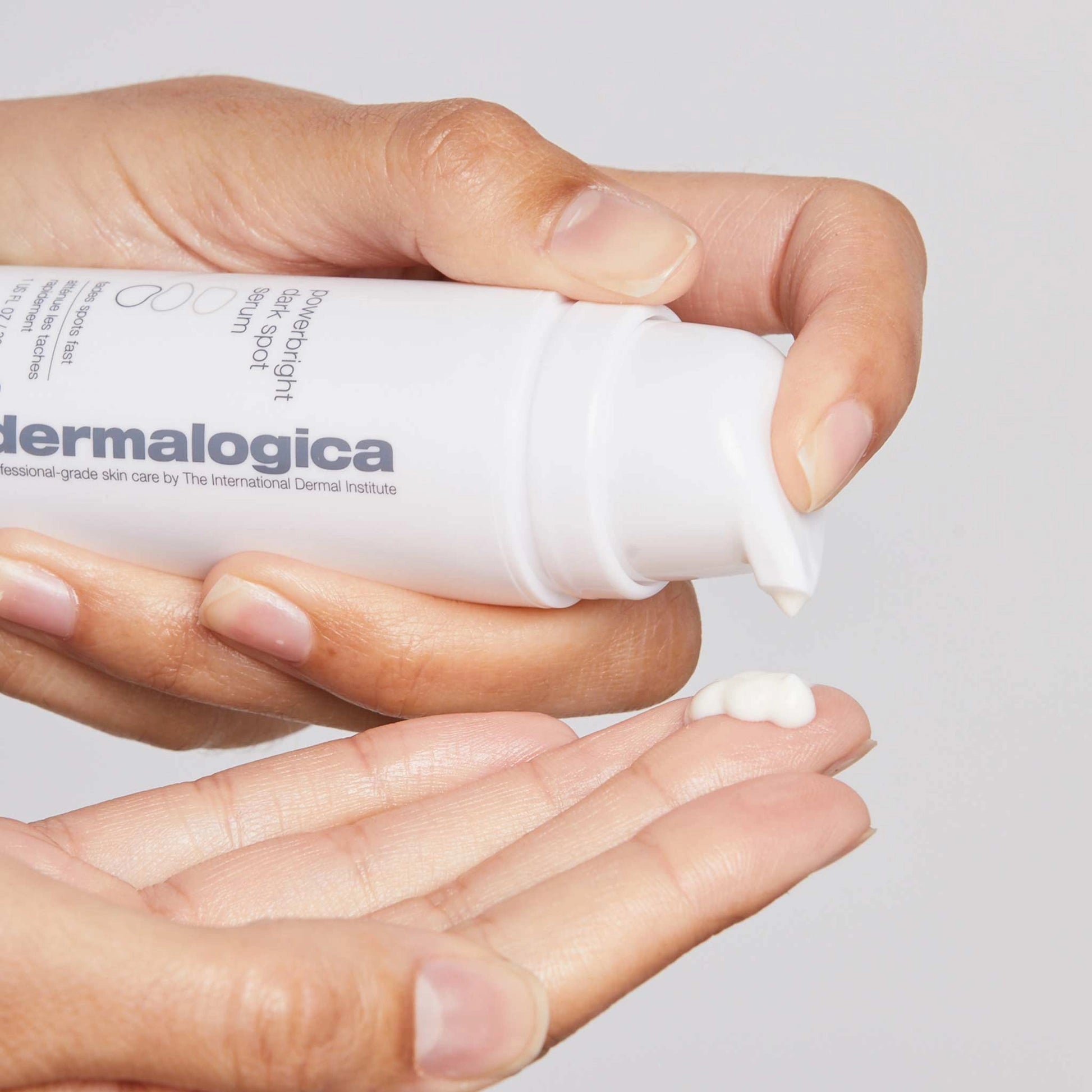 Dermalogica PowerBright Dark Spot Serum 30ml in hand met serum voor het verminderen van pigmentvlekken