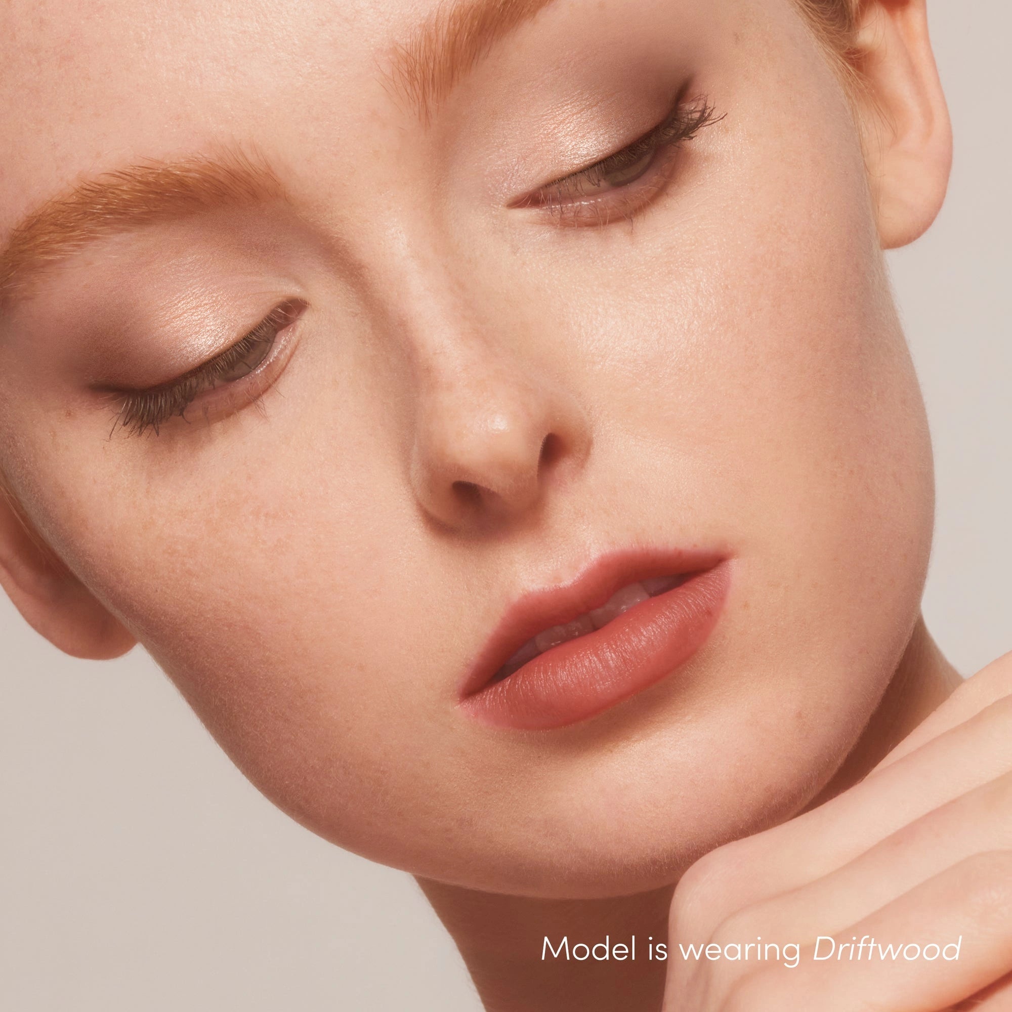 Jane Iredale PurePressed Eye Shadow Triple Driftwood 2,1g op model met natuurlijke, zachte make-up look en aardse tinten.