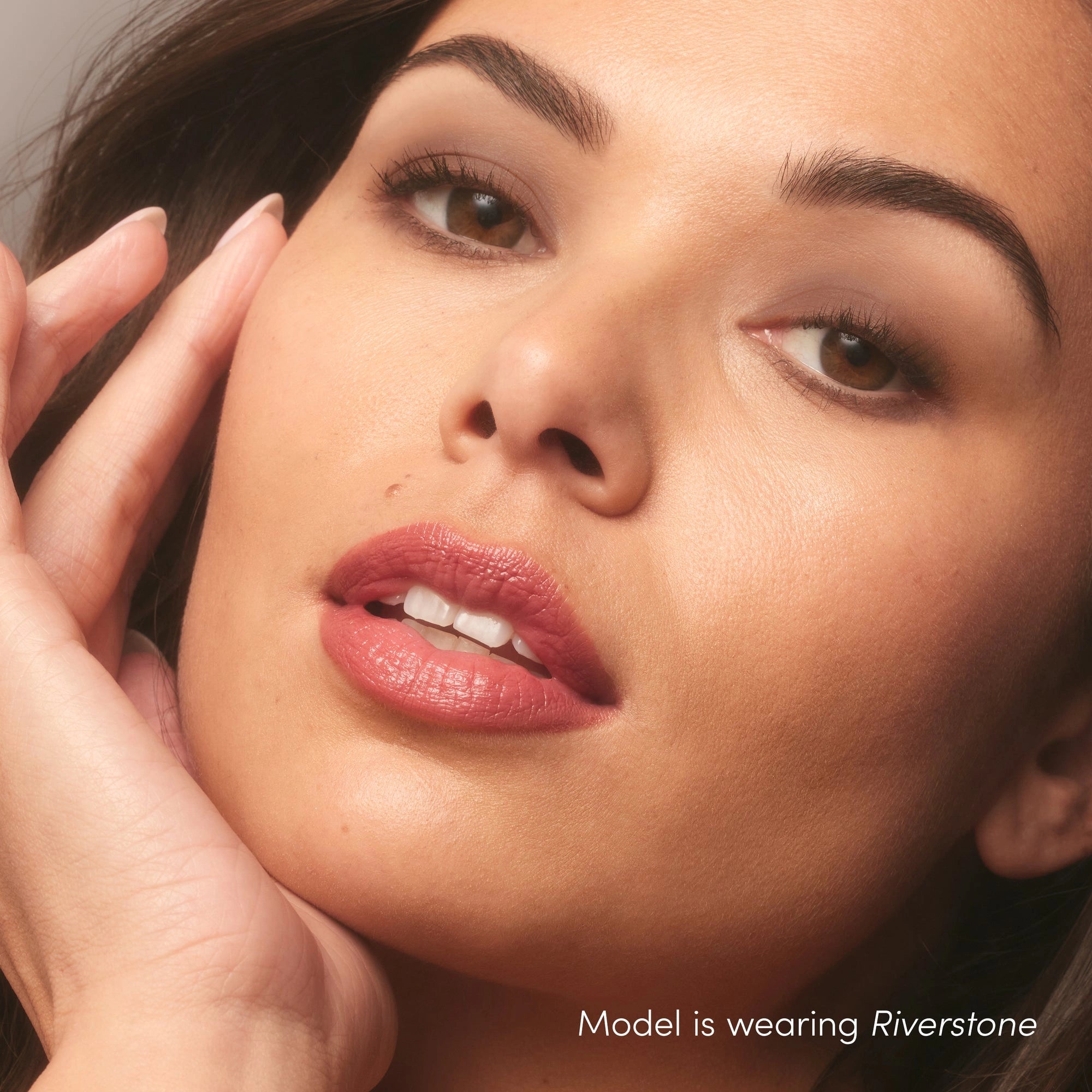 Jane Iredale PurePressed Eye Shadow Triple Riverstone 2,1g op model met natuurlijke make-up look en glanzende lippen.