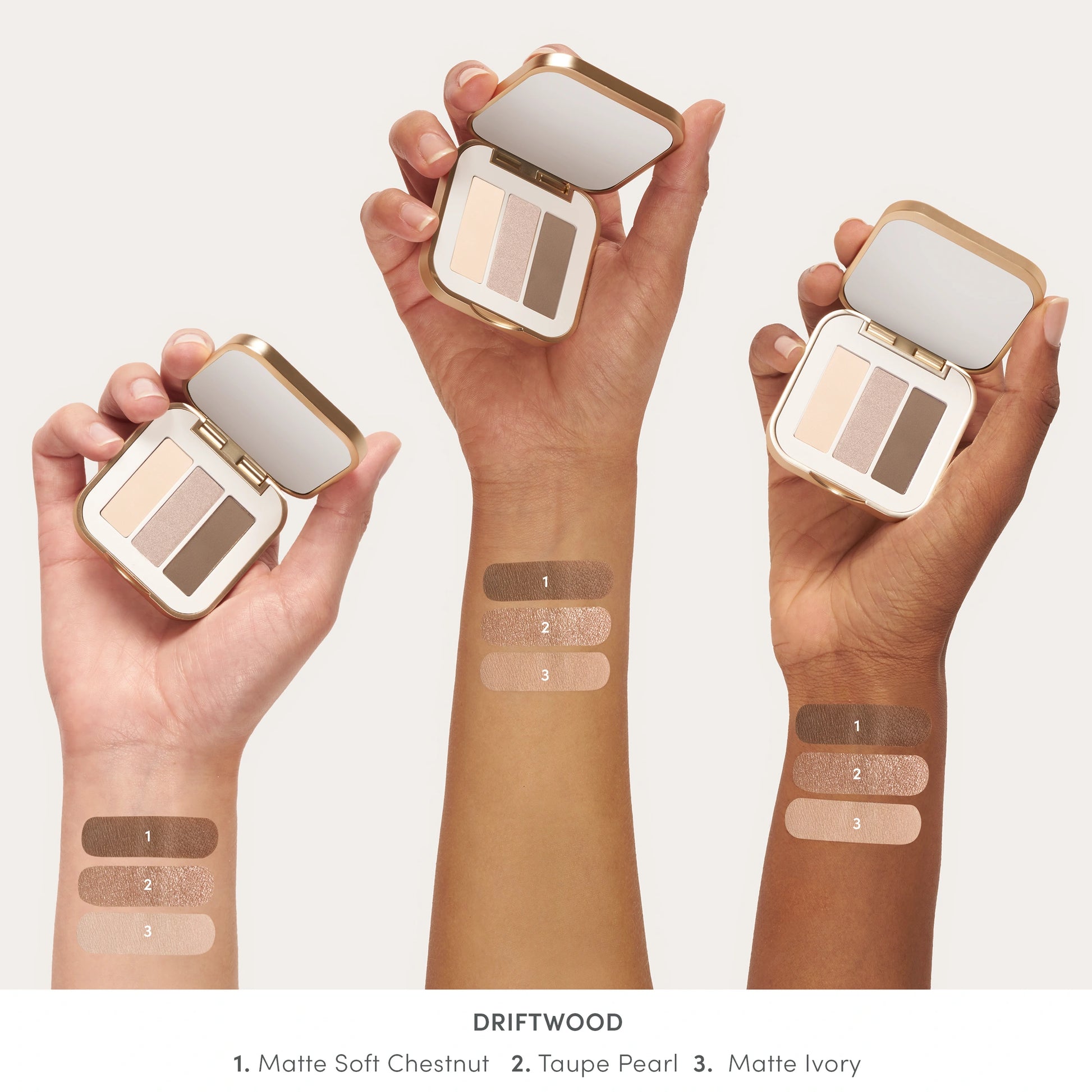 Jane Iredale PurePressed Eye Shadow Triple Driftwood 2,1g met matte ivoor, taupe pearl en matte zachte kastanjebruin in hand.