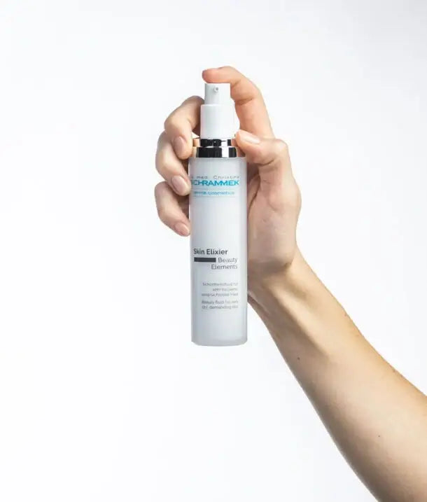 Schrammek Skin Elixier 50ml in hand, beauty fluid voor zeer droge huid met krachtige hydratatie en herstel.