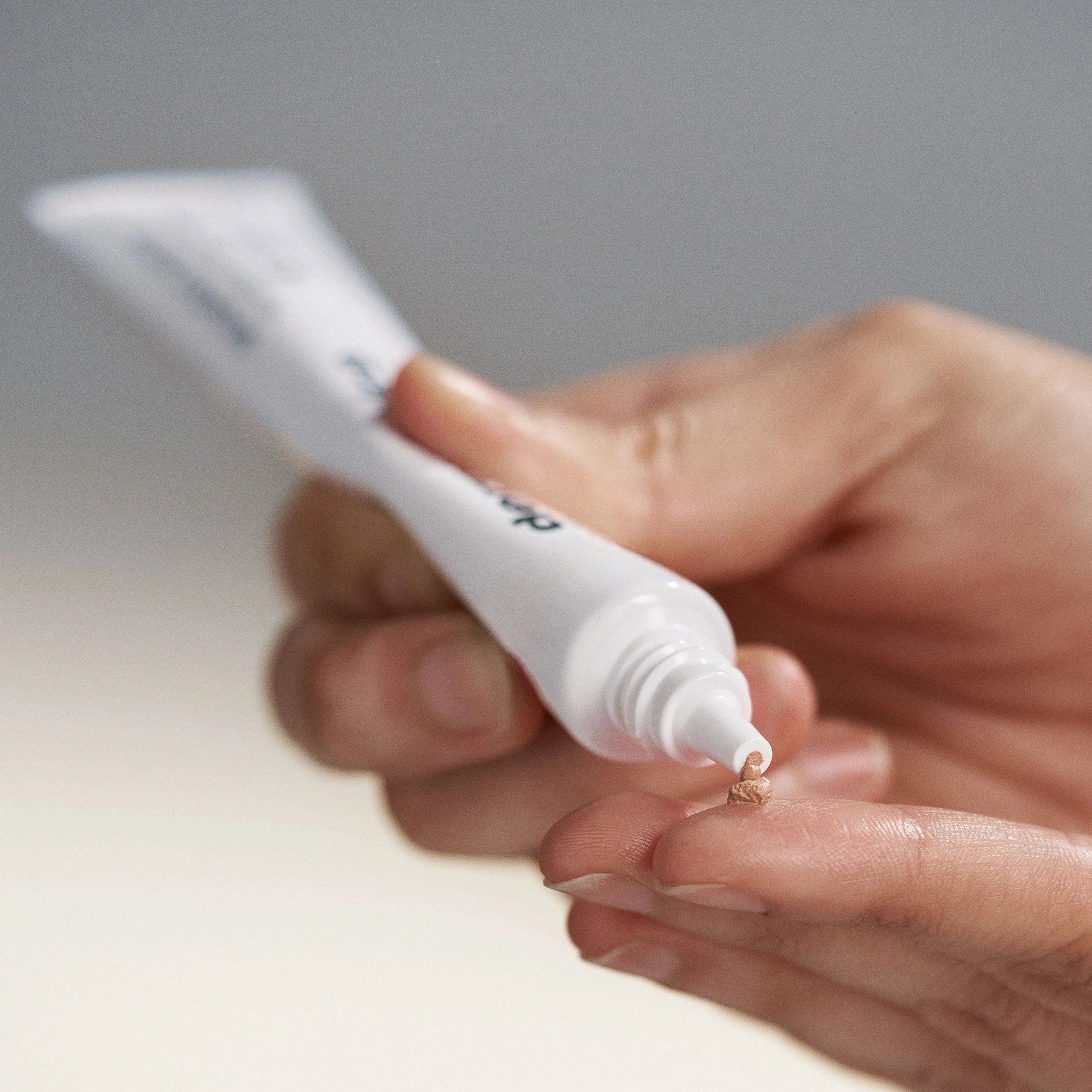Dermalogica SkinPerfect Primer SPF30 22ml in hand met een kleine hoeveelheid primer voor een egale huid en soft focus effect.