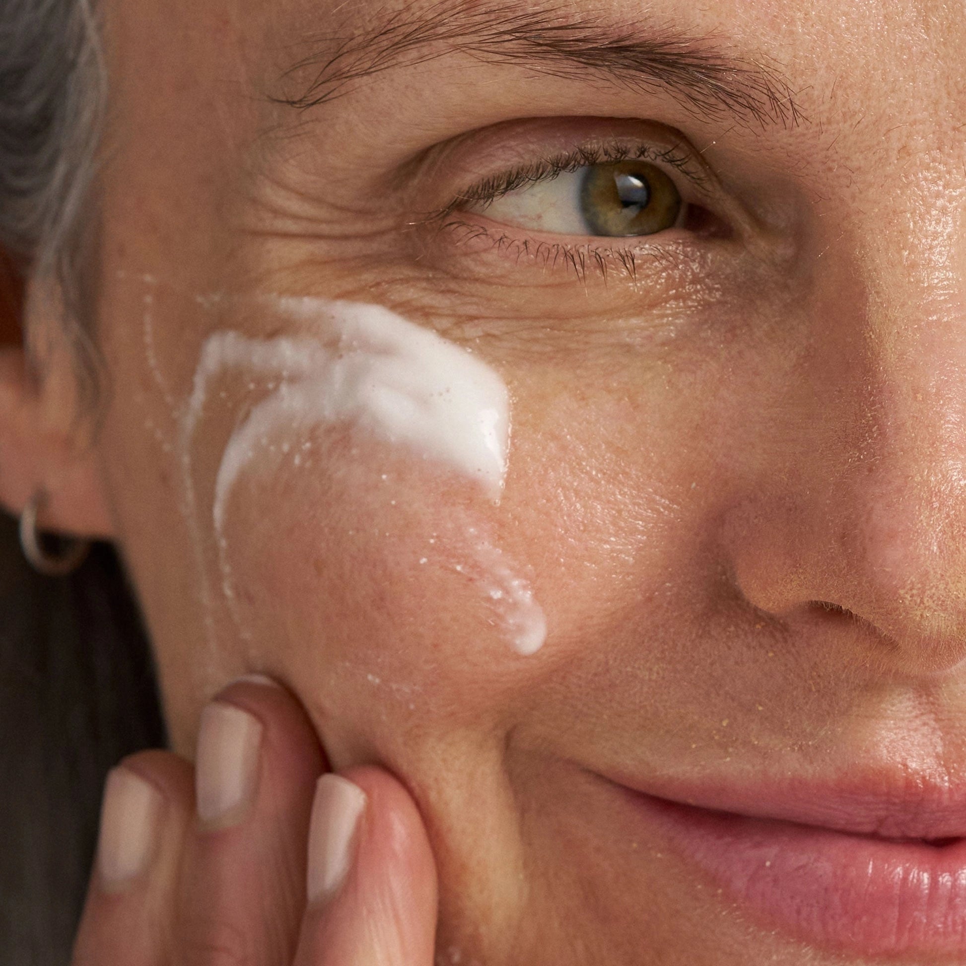 Dermalogica Skin Resurfacing Lactic Acid Cleanser 150ml in gebruik voor dagelijkse exfoliatie op gezicht van een vrouw.